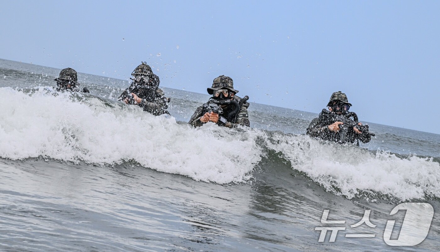 본문 이미지 - 육군 특수전사령부 예하 귀성부대는 지난 7일부터 충남 태안 안면도 일대에서 폭염을 극복하며 해상침투훈련을 실시했다고 11일 밝혔다. 귀성부대 특전대원들이 해상은밀침투 절차를 훈련하고 있다. &#40;육군 제공. 재판매 및 DB 금지&#41; 2025.7.11/뉴스1