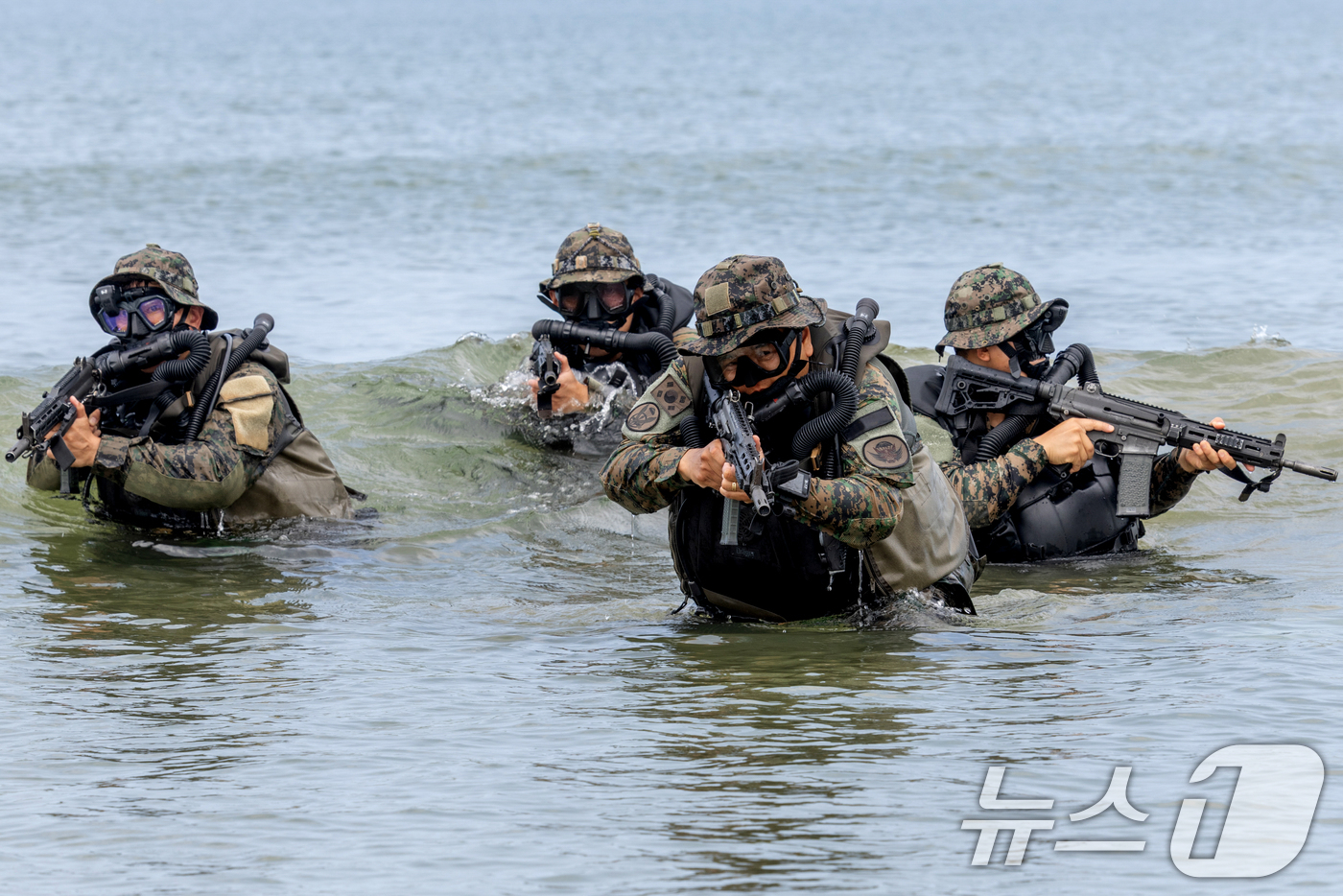 (서울=뉴스1) = 육군 특수전사령부 예하 귀성부대는 지난 7일부터 충남 태안 안면도 일대에서 폭염을 극복하며 해상침투훈련을 실시했다고 11일 밝혔다.귀성부대 특전대원들이 해상은밀 …
