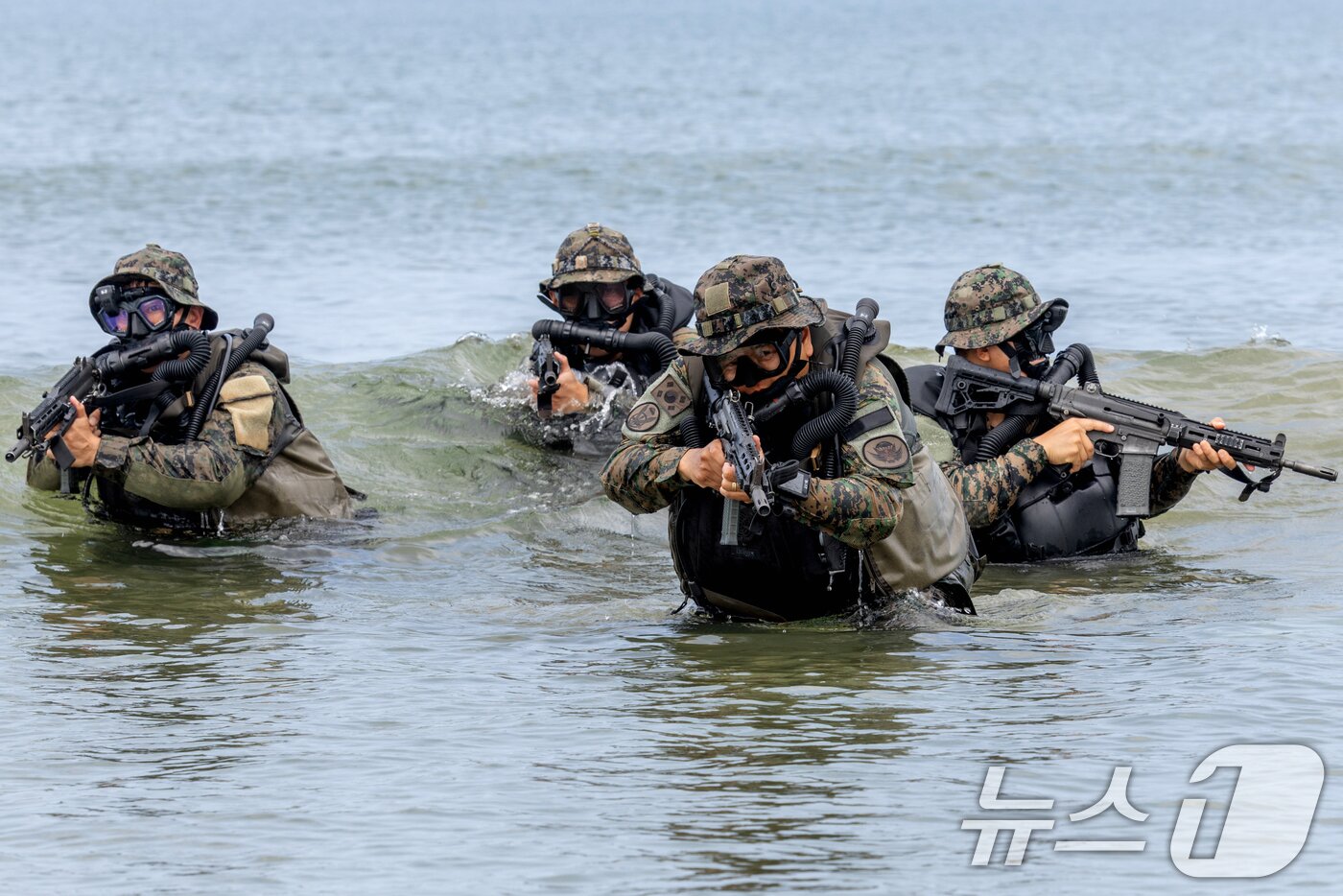 본문 이미지 - 육군 특수전사령부 예하 귀성부대는 지난 7일부터 충남 태안 안면도 일대에서 폭염을 극복하며 해상침투훈련을 실시했다고 11일 밝혔다. 귀성부대 특전대원들이 해상은밀침투 절차를 훈련하고 있다. &#40;육군 제공. 재판매 및 DB 금지&#41; 2025.7.11/뉴스1