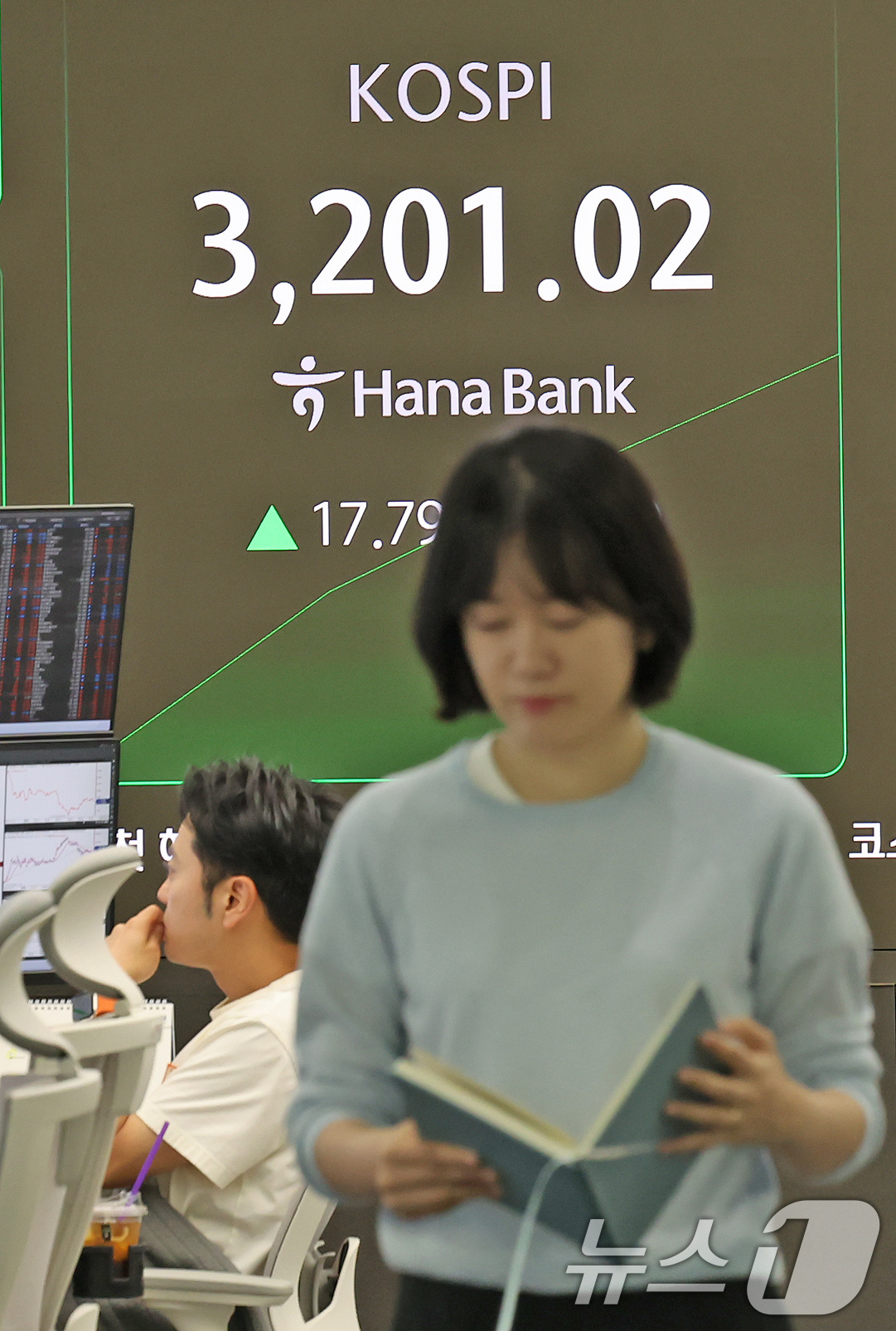 (서울=뉴스1) 장수영 기자 = 코스피가 3년 10개월 만에 3200선 회복한 11일 오전 서울 중구 하나은행 딜링룸에 코스피가 표시되고 있다.코스피 3200선 돌파는 지난 202 …