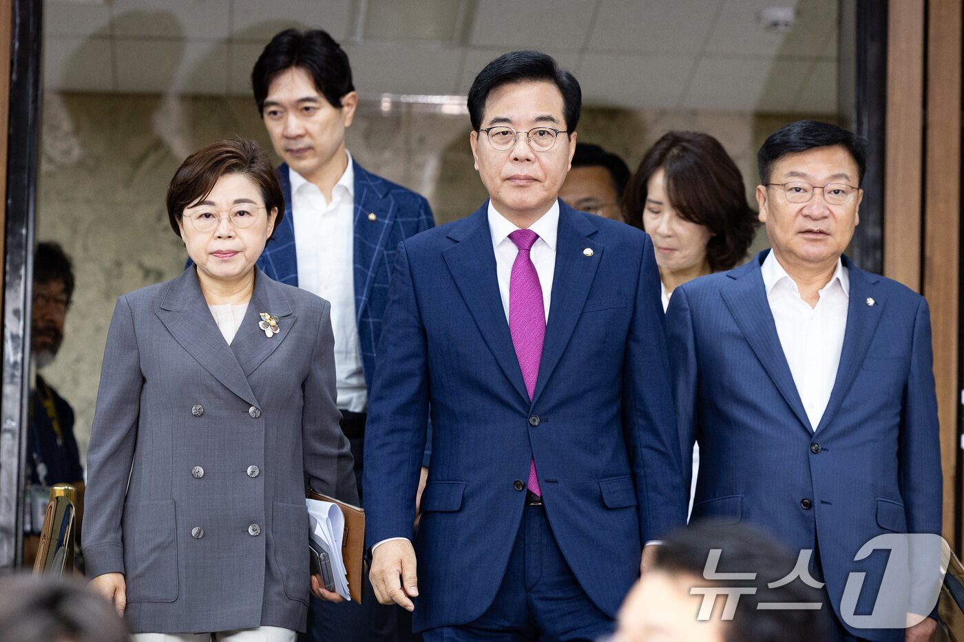 본문 이미지 - 송언석 국민의힘 비상대책위원장 겸 원내대표를 비롯한 원내지도부가 11일 서울 여의도 국회에서 열린 원내대책회의에 참석하고 있다. 2025.7.11/뉴스1 ⓒ News1 유승관 기자