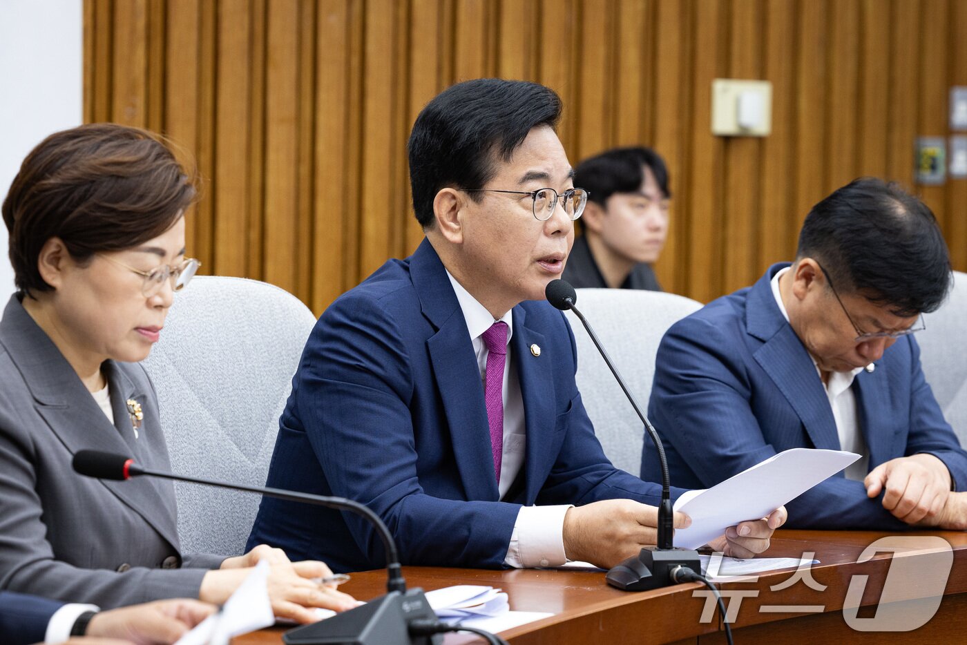 본문 이미지 - 송언석 국민의힘 비상대책위원장 겸 원내대표가 11일 서울 여의도 국회에서 열린 원내대책회의에서 모두 발언을 하고 있다. 2025.7.11/뉴스1 ⓒ News1 유승관 기자