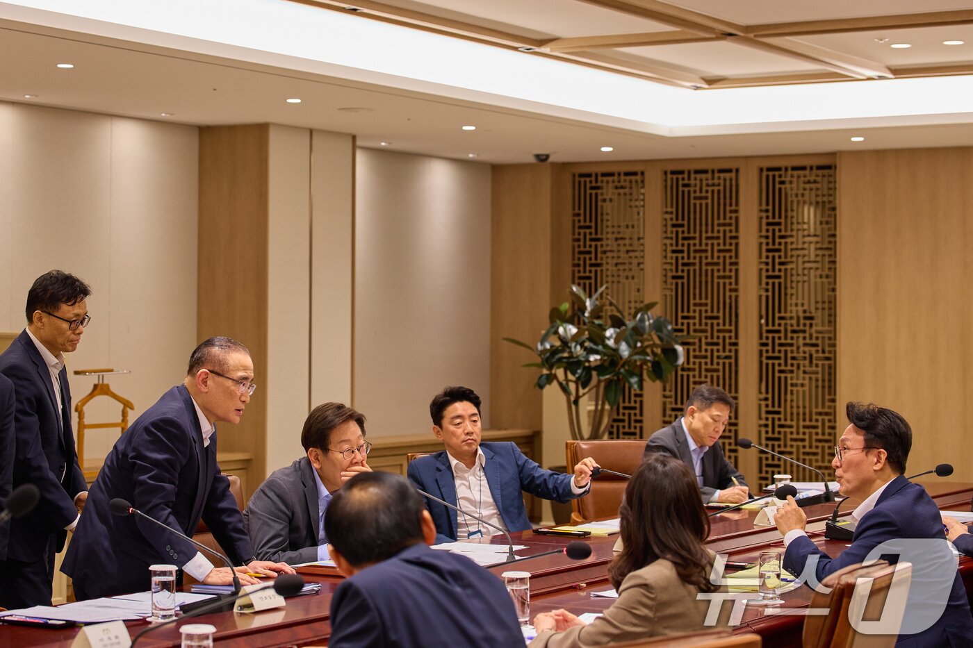 본문 이미지 - 이재명 대통령이 지난 10일 서울 용산 대통령실에서 열린 국가안전보장회의(NSC) 전체회의에서 김민석 국무총리(오른쪽), 강훈식 대통령비서실장, 위성락 국가안보실장과 대화하고 있다. (이재명 대통령 SNS. 재판매 및 DB 금지) 2025.7.11/뉴스1 ⓒ News1 허경 기자