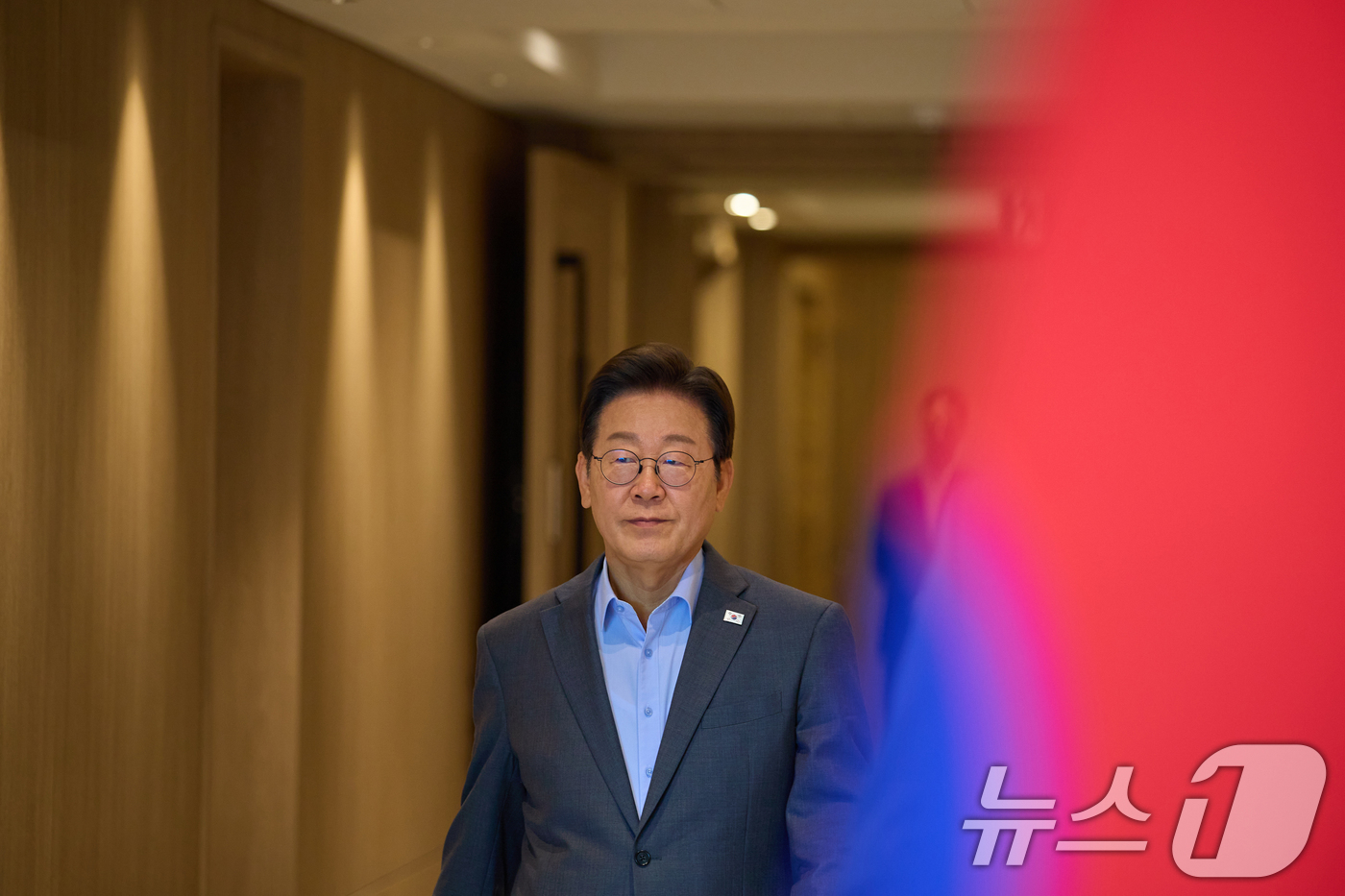 (서울=뉴스1) 허경 기자 = 이재명 대통령이 지난 10일 서울 용산 대통령실에서 시민사회 원로인 함세웅 신부, 백낙청 서울대 명예교수와 오찬 간담회를 하기 위해 이동하고 있다. …