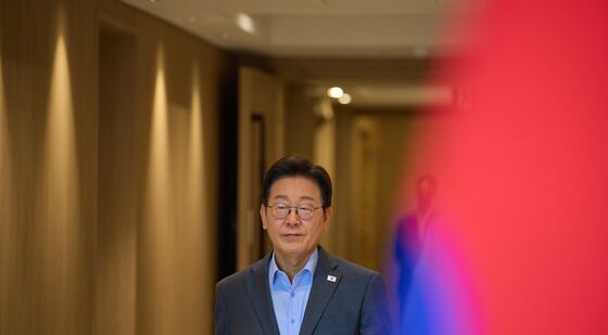 오찬장으로 이동하는 이재명 대통령