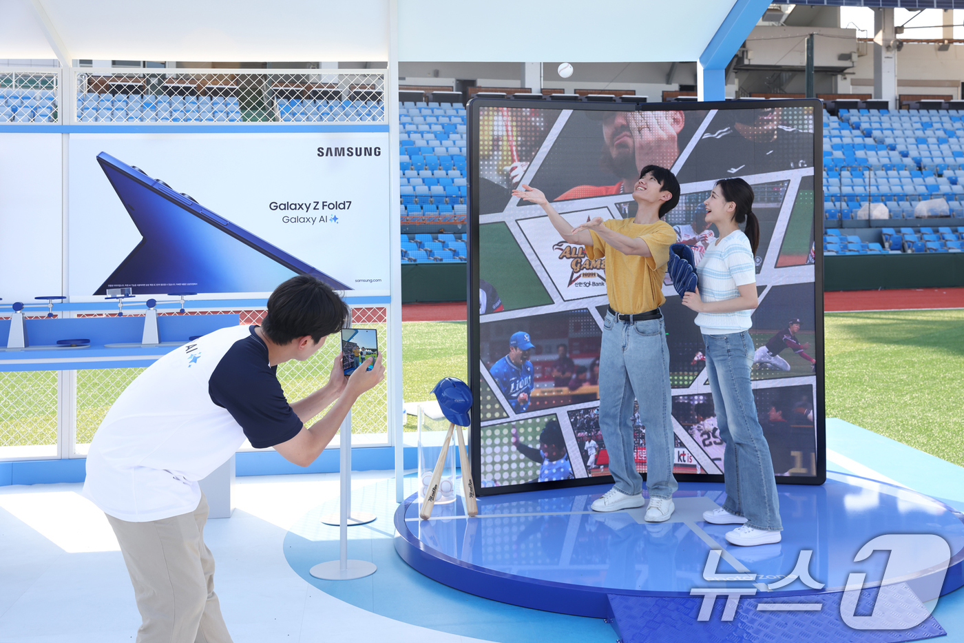 (서울=뉴스1) = 삼성전자가 오는 12일까지 대전 한화생명 이글스파크에서 '2025 KBO 리그 올스타전'과 연계해 갤럭시 신제품 체험존을 운영한다고 11일 밝혔다.방문객들이 ' …