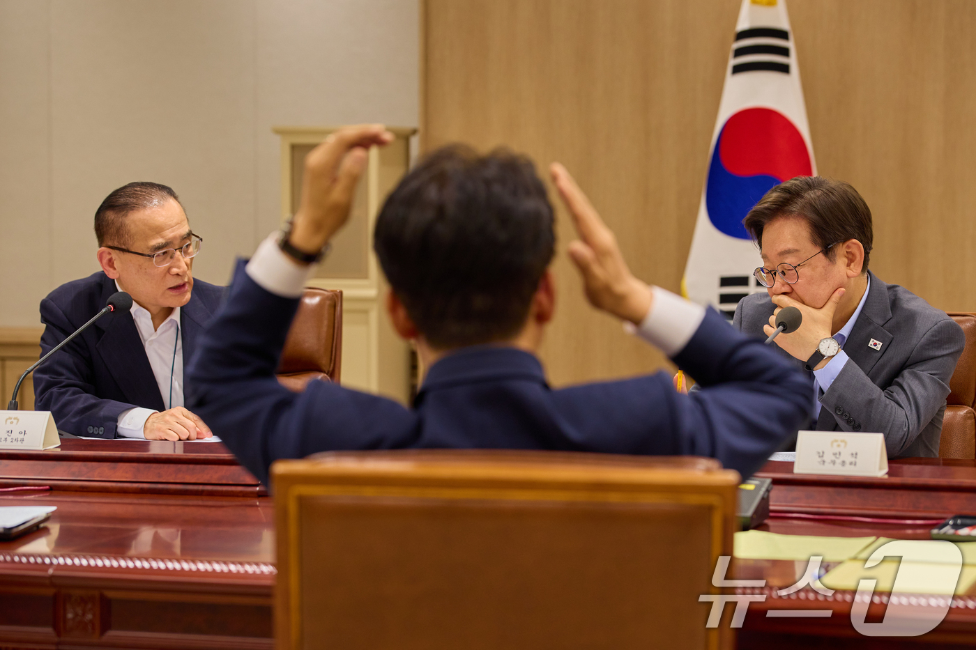 (서울=뉴스1) 허경 기자 = 이재명 대통령이 지난 10일 서울 용산 대통령실에서 열린 국가안전보장회의(NSC) 전체회의에서 위성락 국가안보실장과 대화하고 있다. (이재명 대통령 …