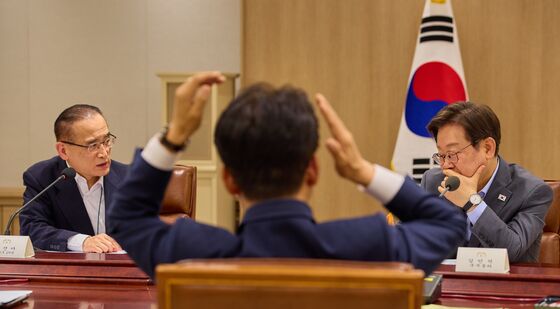 이재명 대통령, 위성락 안보실장과 NSC 대화