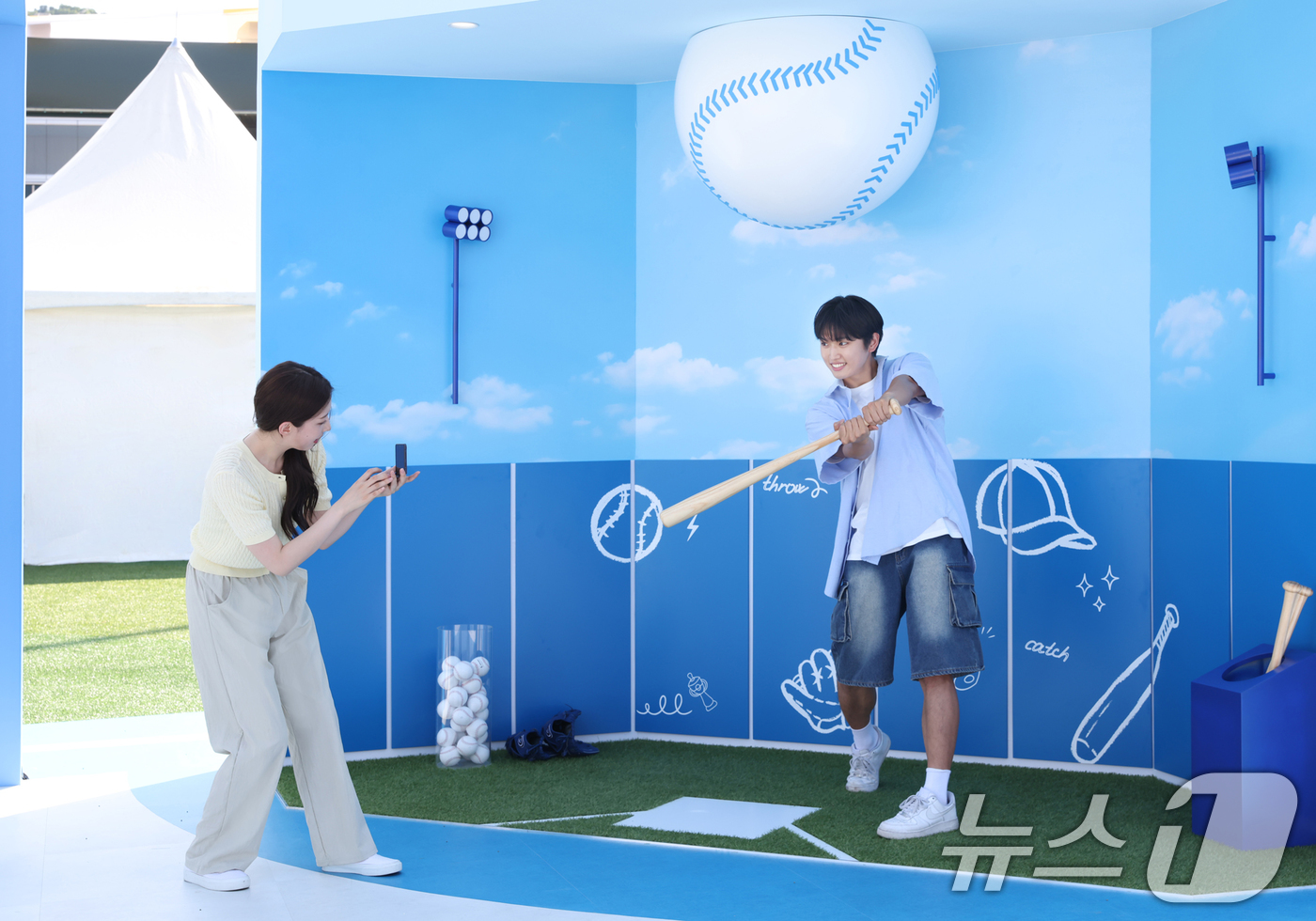 (서울=뉴스1) = 삼성전자가 오는 12일까지 대전 한화생명 이글스파크에서 '2025 KBO 리그 올스타전'과 연계해 갤럭시 신제품 체험존을 운영한다고 11일 밝혔다.방문객들이 ' …