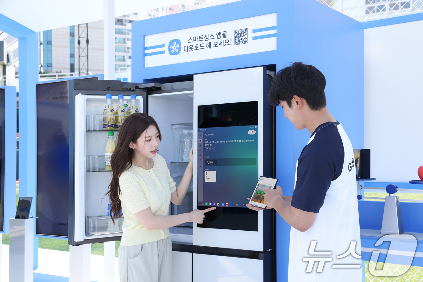 (서울=뉴스1) = 삼성전자가 오는 12일까지 대전 한화생명 이글스파크에서 '2025 KBO 리그 올스타전'과 연계해 갤럭시 신제품 체험존을 운영한다고 11일 밝혔다.방문객들이 ' …