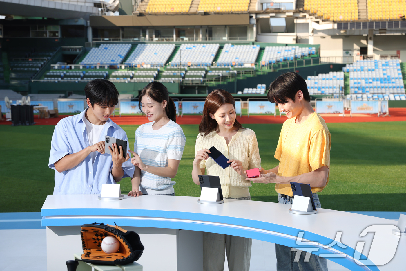 (서울=뉴스1) = 삼성전자가 오는 12일까지 대전 한화생명 이글스파크에서 '2025 KBO 리그 올스타전'과 연계해 갤럭시 신제품 체험존을 운영한다고 11일 밝혔다.방문객들이 ' …