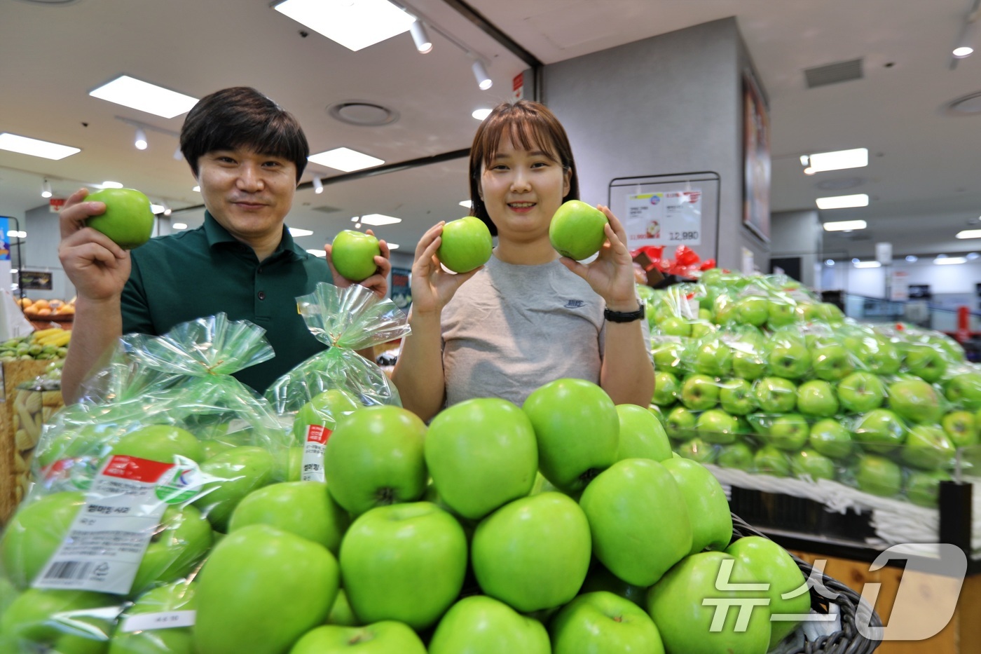 (서울=뉴스1) = 롯데마트와 롯데슈퍼가 2025년산 여름 햇사과 '썸머킹' 판매를 시작한다고 11일 밝혔다.서울 송파구 롯데마트 제타플렉스 잠실점에서 상품기획자들이 '썸머킹 사과 …