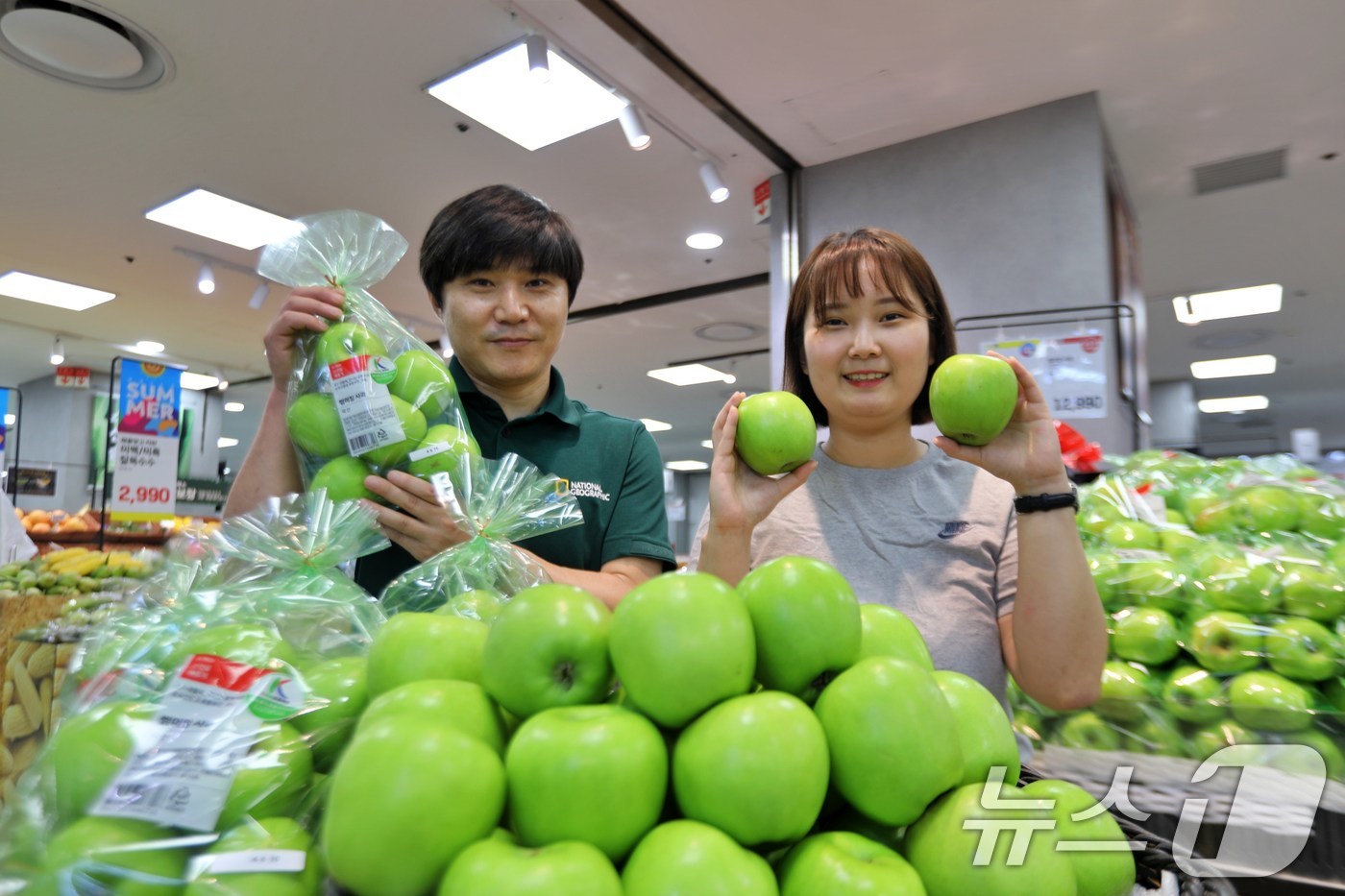 (서울=뉴스1) = 롯데마트와 롯데슈퍼가 2025년산 여름 햇사과 '썸머킹' 판매를 시작한다고 11일 밝혔다.서울 송파구 롯데마트 제타플렉스 잠실점에서 상품기획자들이 '썸머킹 사과 …