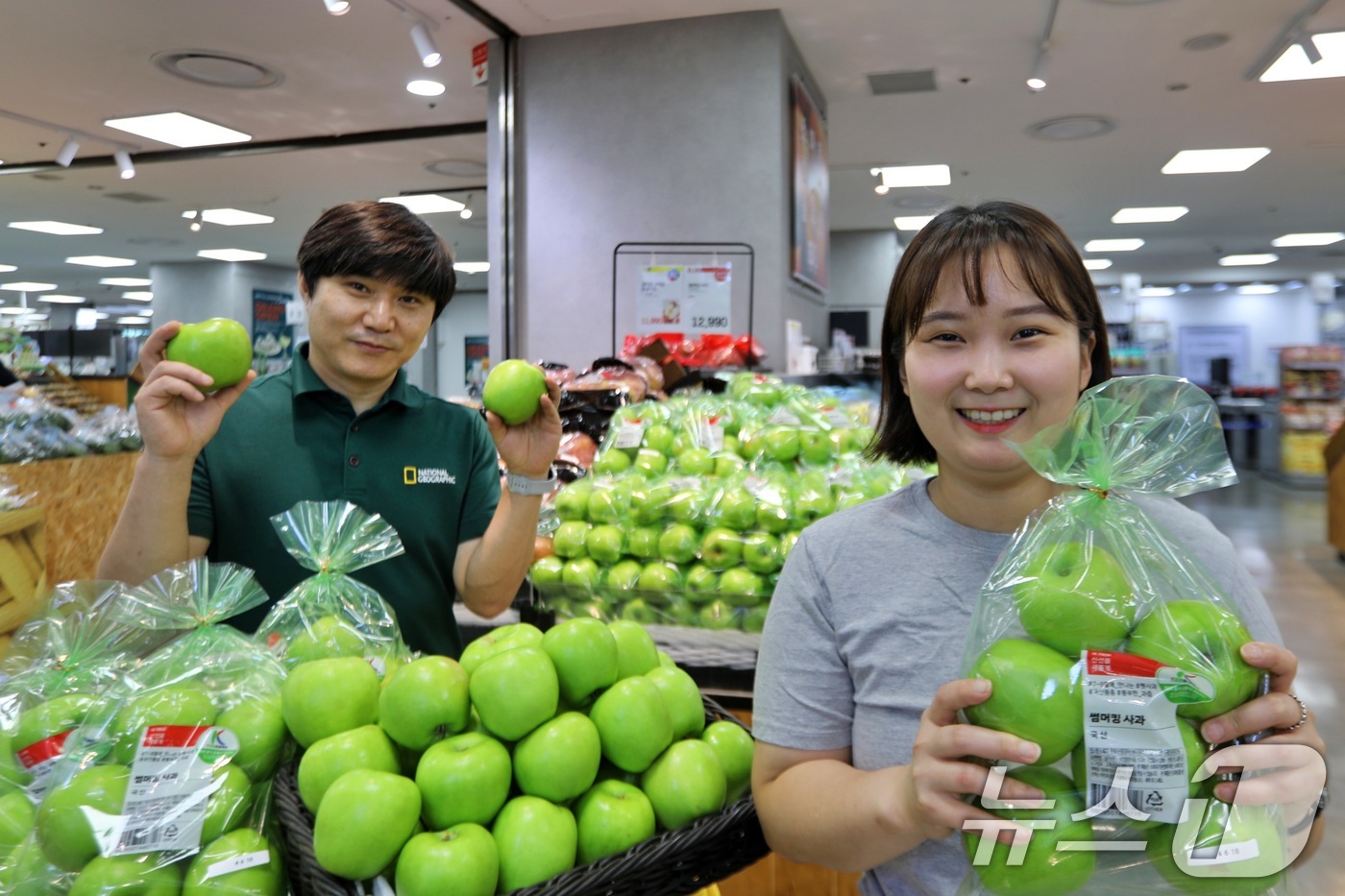 (서울=뉴스1) = 롯데마트와 롯데슈퍼가 2025년산 여름 햇사과 '썸머킹' 판매를 시작한다고 11일 밝혔다.서울 송파구 롯데마트 제타플렉스 잠실점에서 상품기획자들이 '썸머킹 사과 …