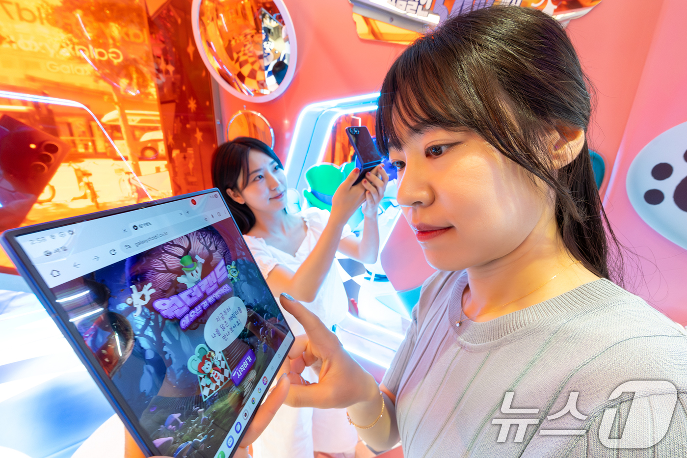 (서울=뉴스1) = KT가 오는 31일까지 홍대 애드샵 플러스, 강남역 KT 애비뉴, 수원 KT위즈파크점, KT플라자 동성로점 등 네 곳에서 '갤럭시 Z 폴더블7 AI 체험존'을 …