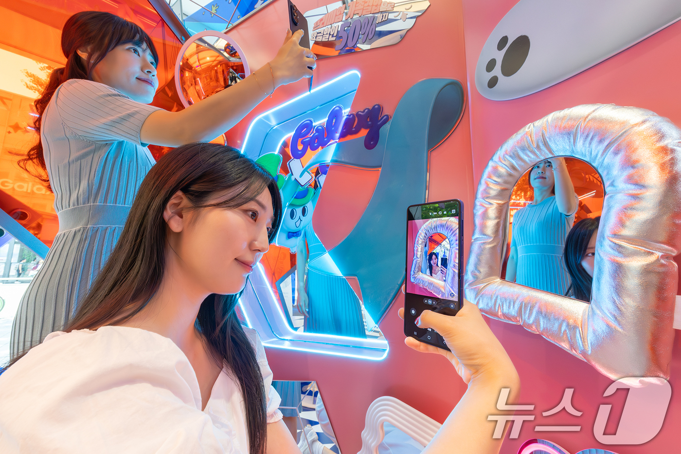 (서울=뉴스1) = KT가 오는 31일까지 홍대 애드샵 플러스, 강남역 KT 애비뉴, 수원 KT위즈파크점, KT플라자 동성로점 등 네 곳에서 '갤럭시 Z 폴더블7 AI 체험존'을 …