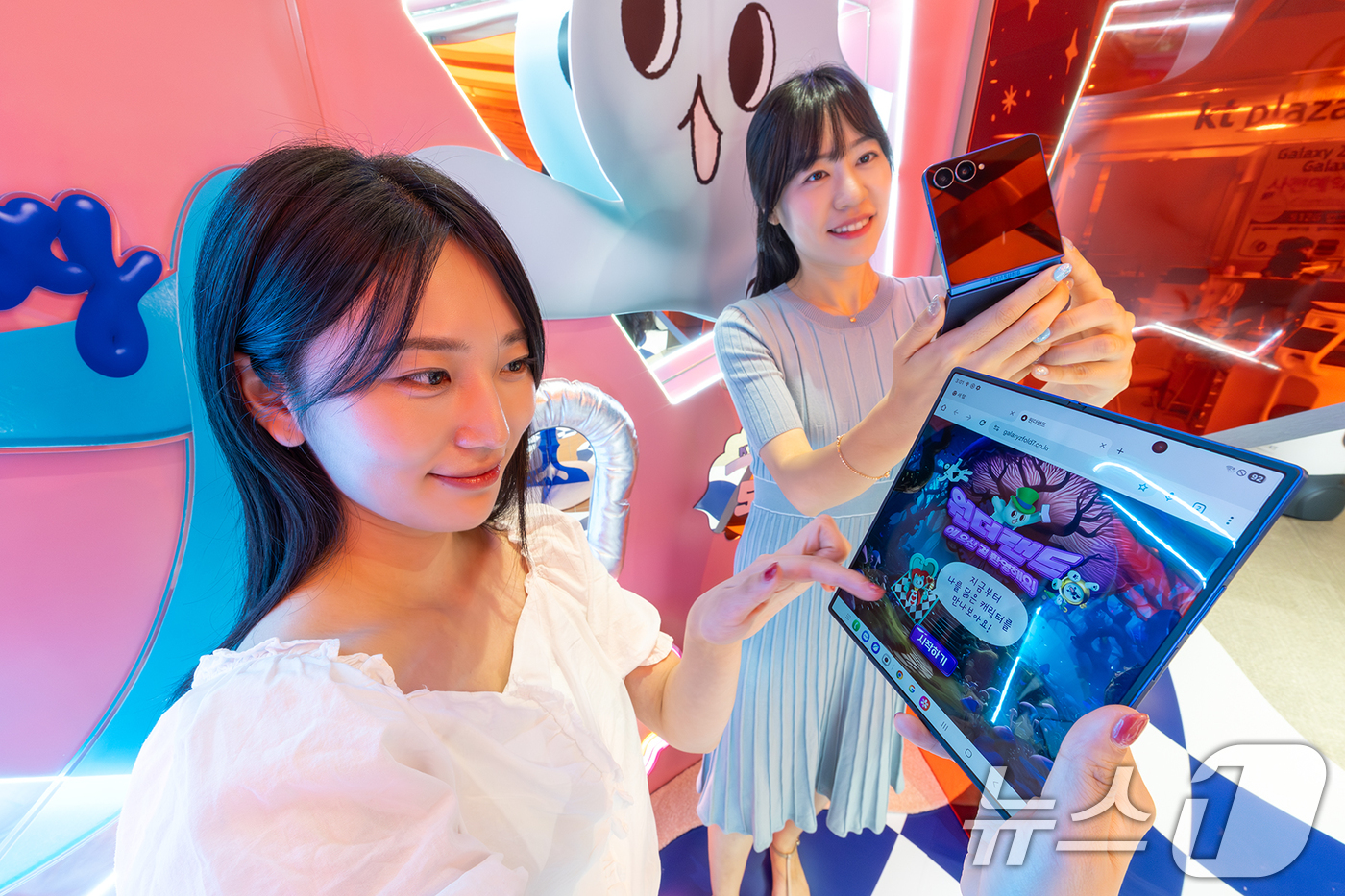 (서울=뉴스1) = KT가 오는 31일까지 홍대 애드샵 플러스, 강남역 KT 애비뉴, 수원 KT위즈파크점, KT플라자 동성로점 등 네 곳에서 '갤럭시 Z 폴더블7 AI 체험존'을 …
