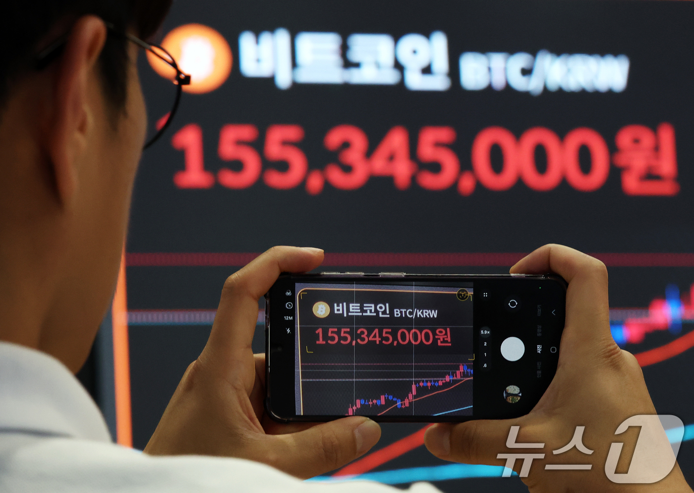 (서울=뉴스1) 오대일 기자 = 가상화폐 대장주 비트코인이 연일 신고가를 경신하는 가운데 11일 오전 서울 서초구 빗썸라운지 강남본점 전광판에 비트코인 거래 가격이 표시되고 있다. …