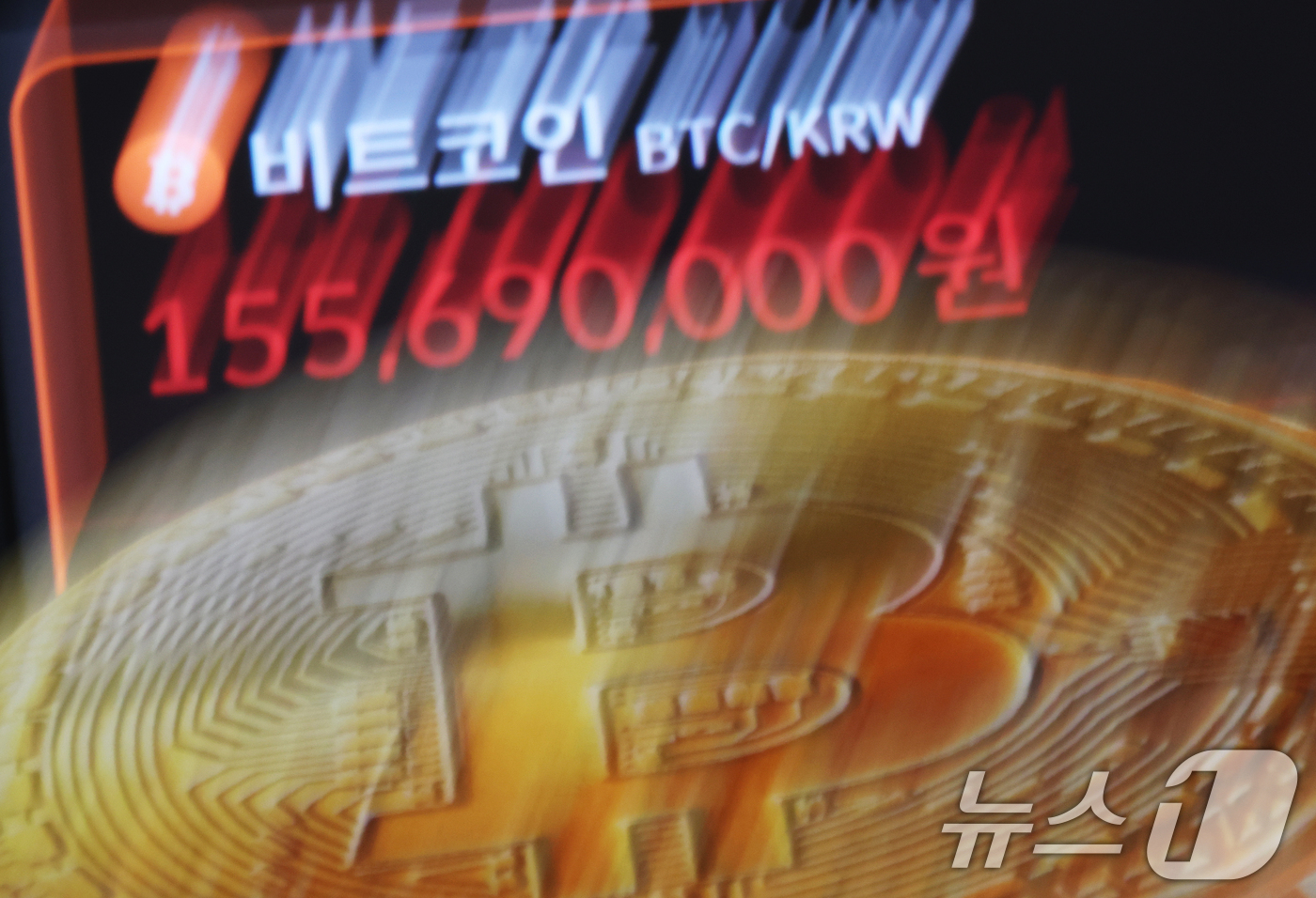 (서울=뉴스1) 오대일 기자 = 가상화폐 대장주 비트코인이 연일 신고가를 경신하는 가운데 11일 오전 서울 서초구 빗썸라운지 강남본점 전광판에 비트코인 거래 가격이 표시되고 있다. …