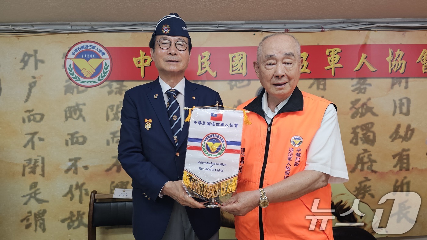 (서울=뉴스1) = 지난 8일 신상태 향군회장이 대만퇴역군인협회 우치량 이사장을 만나 기념 촬영을 하고 있다. (대한민국재향군인회 제공. 재판매 및 DB 금지) 2025.7.11/ …