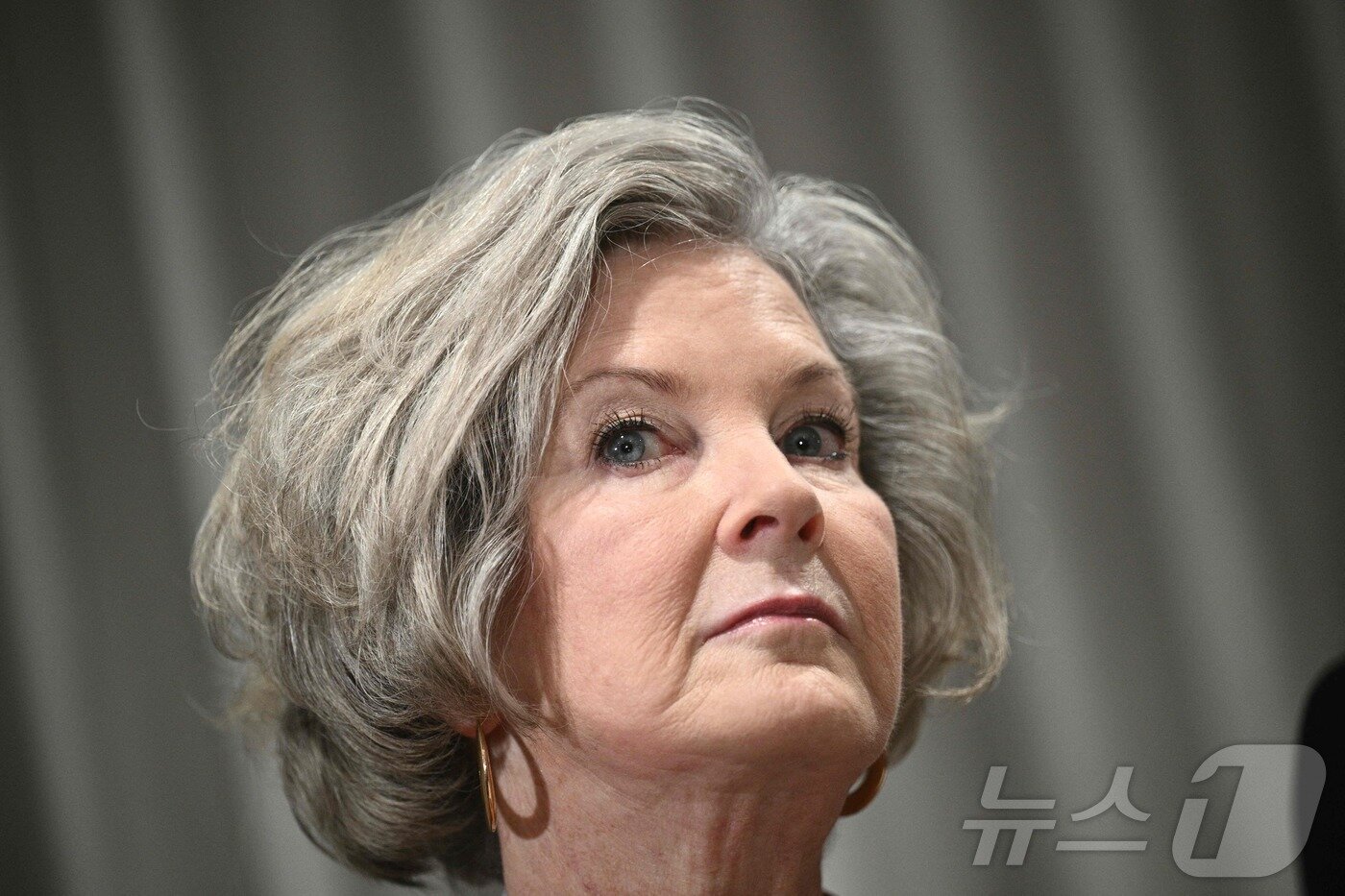 본문 이미지 - 수지 와일스 백악관 비서실장이 지난 6월 16일 캐나다 캐내내스키스에서 열린 주요 7개국(G7) 정상회의에서 도널드 트럼프 대통령을 보좌하고 있다. 2025.6.16 ⓒ AFP=뉴스1 ⓒ News1 강민경 기자