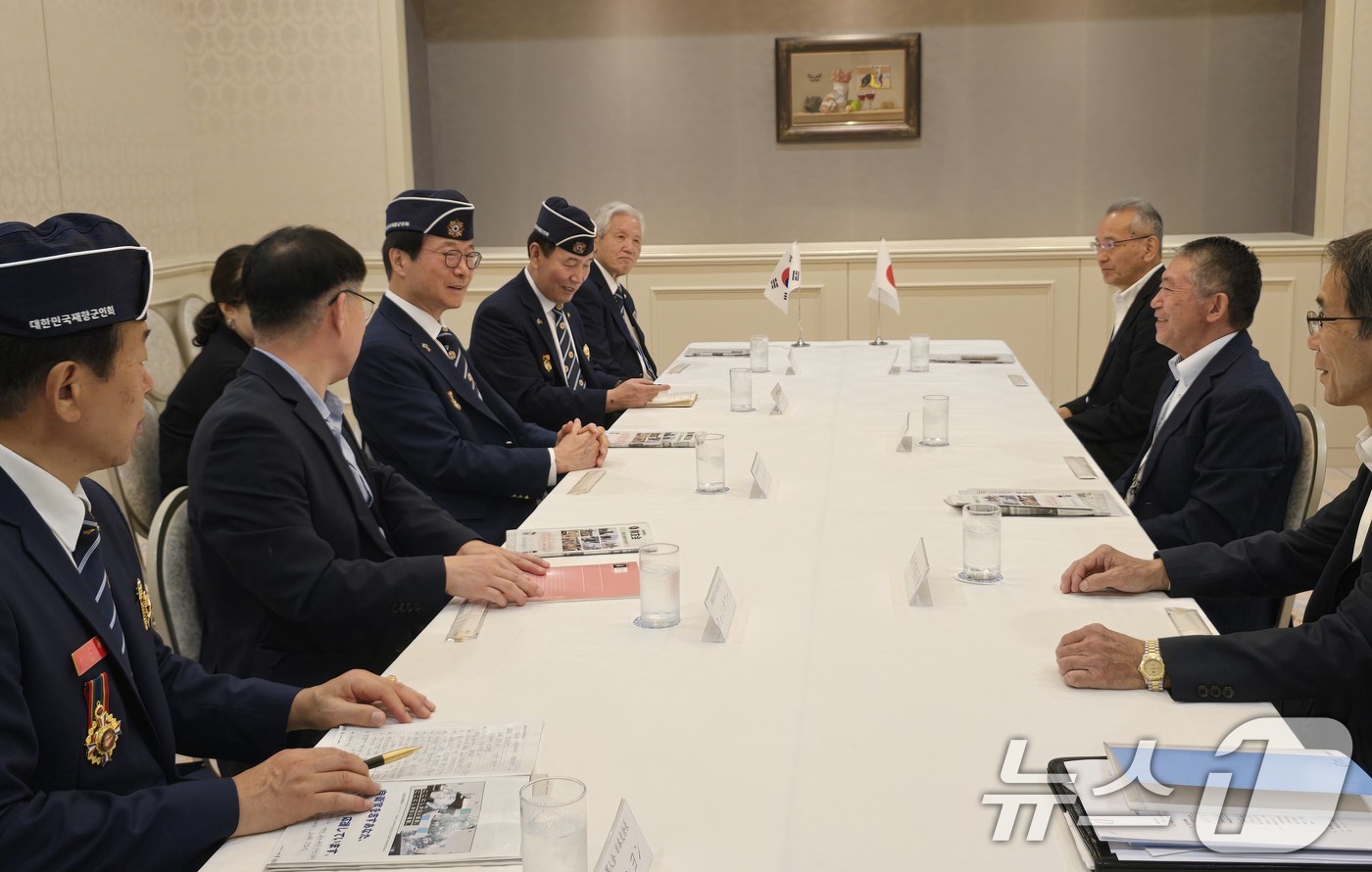 (서울=뉴스1) = 지난 10일 신상태 향군회장이 이와사키 일본 재향군인회장과 오찬 간담회를 갖고 상호 교류 등과 관련해 논의하고 있다. (대한민국재향군인회 제공. 재판매 및 DB …