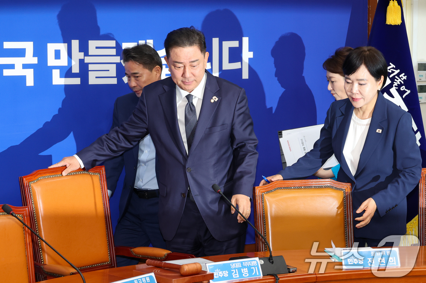 (서울=뉴스1) 안은나 기자 = 더불어민주당 송순호 최고위원(왼쪽부터), 김병기 대표 직무대행 겸 원내대표, 이언주, 전현희 최고위원이 11일 서울 여의도 국회에서 열린 최고위원회 …