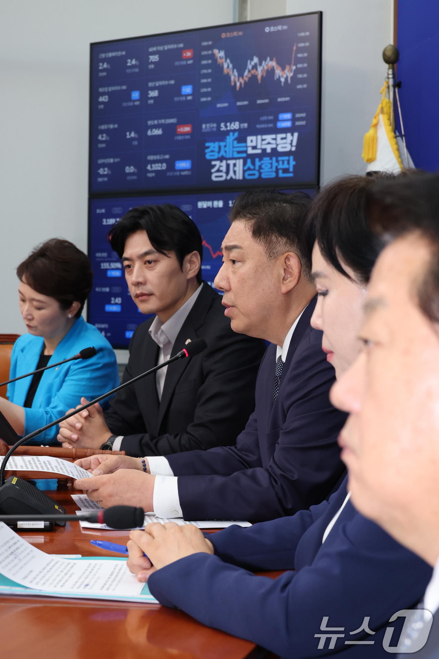 (서울=뉴스1) 안은나 기자 = 김병기 더불어민주당 대표 직무대행 겸 원내대표가 11일 서울 여의도 국회에서 열린 최고위원회의에 참석해 모두 발언을 하고 있다. 2025.7.11/ …
