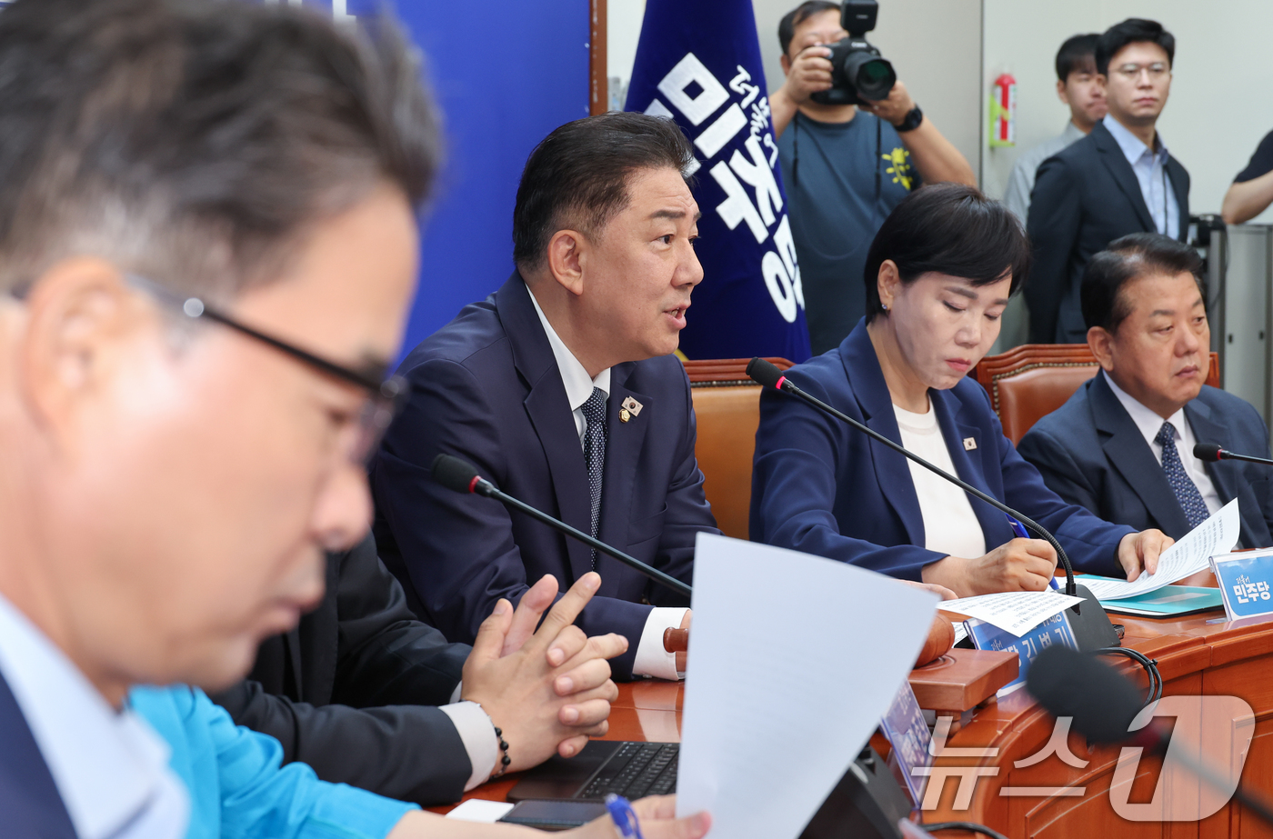 (서울=뉴스1) 안은나 기자 = 김병기 더불어민주당 대표 직무대행 겸 원내대표가 11일 서울 여의도 국회에서 열린 최고위원회의에 참석해 모두 발언을 하고 있다. 2025.7.11/ …