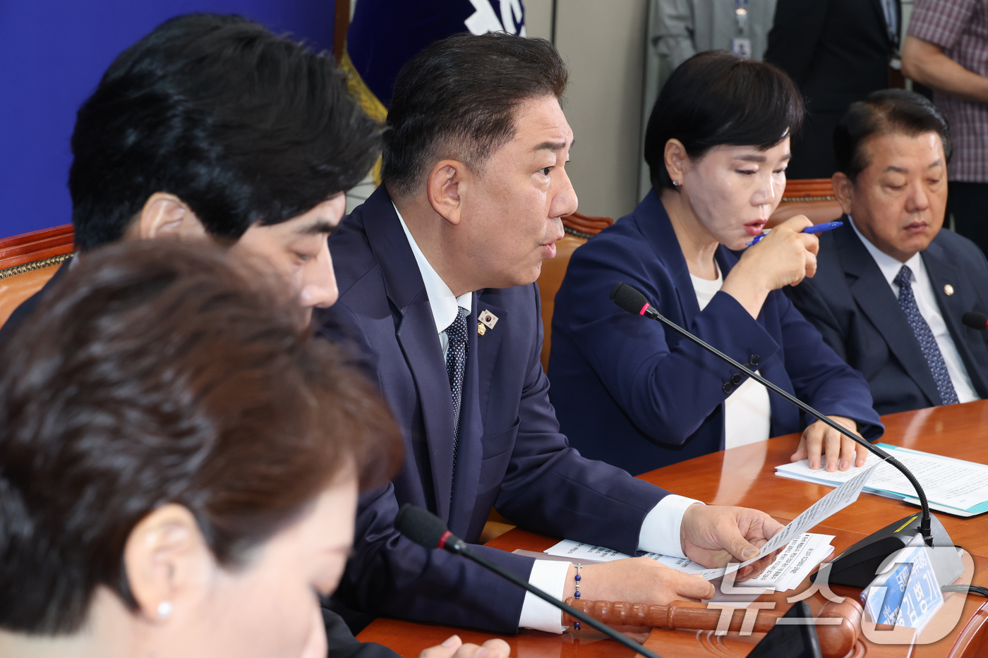 (서울=뉴스1) 안은나 기자 = 김병기 더불어민주당 대표 직무대행 겸 원내대표가 11일 서울 여의도 국회에서 열린 최고위원회의에 참석해 모두 발언을 하고 있다. 2025.7.11/ …