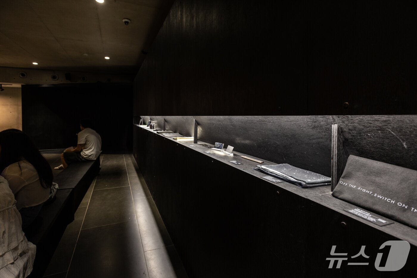 본문 이미지 - 어둠속의 대화에서 선보이는 굿즈&#40;서울관광재단 제공&#41;