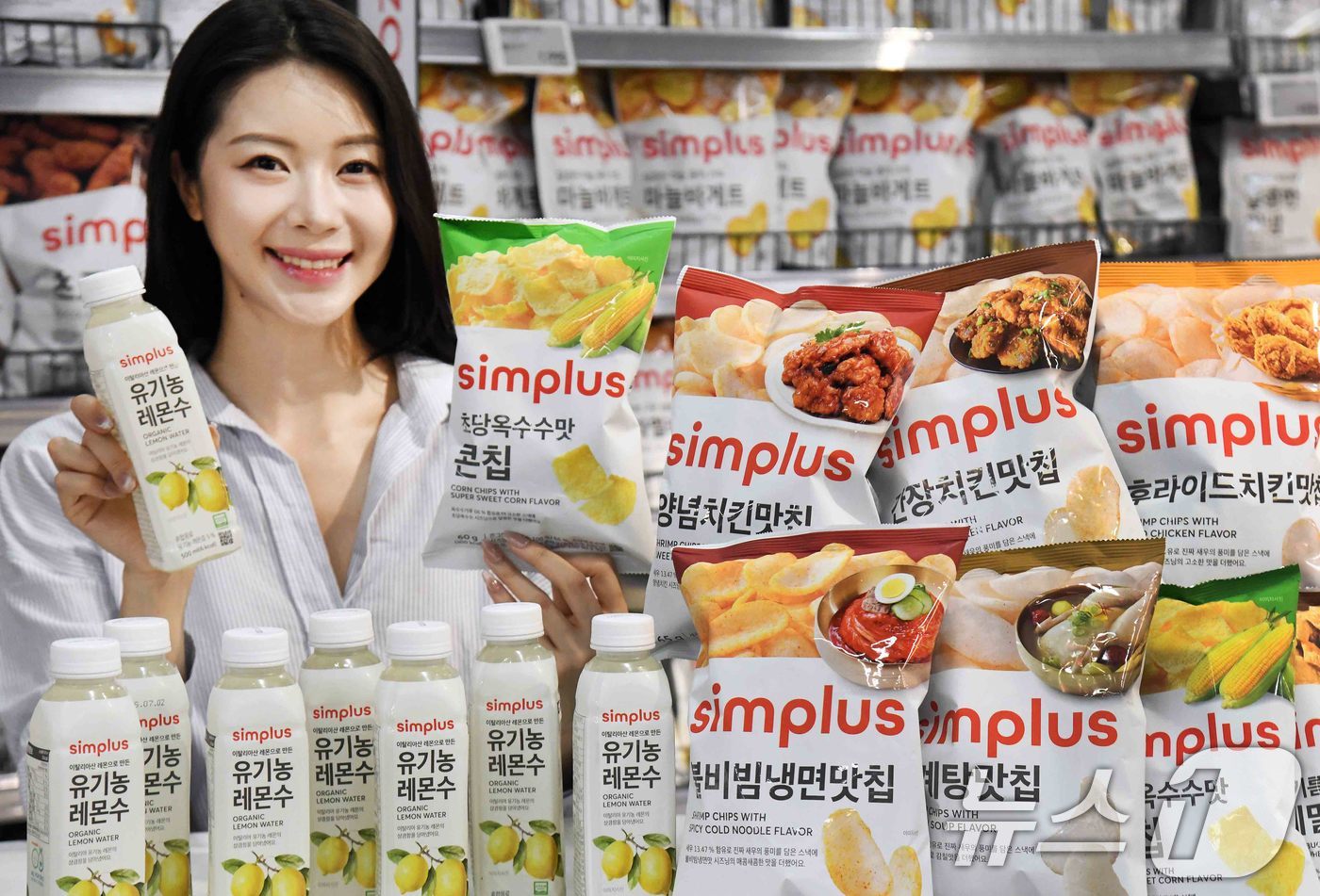 (서울=뉴스1) = 홈플러스가 최근 선보인 심플러스 1000원 스낵·음료 상품들이 연이어 성공적인 실적을 보이고 있는 가운데, 여름철을 겨냥한 여름 제철스낵 7종 그리고 유기농 레 …