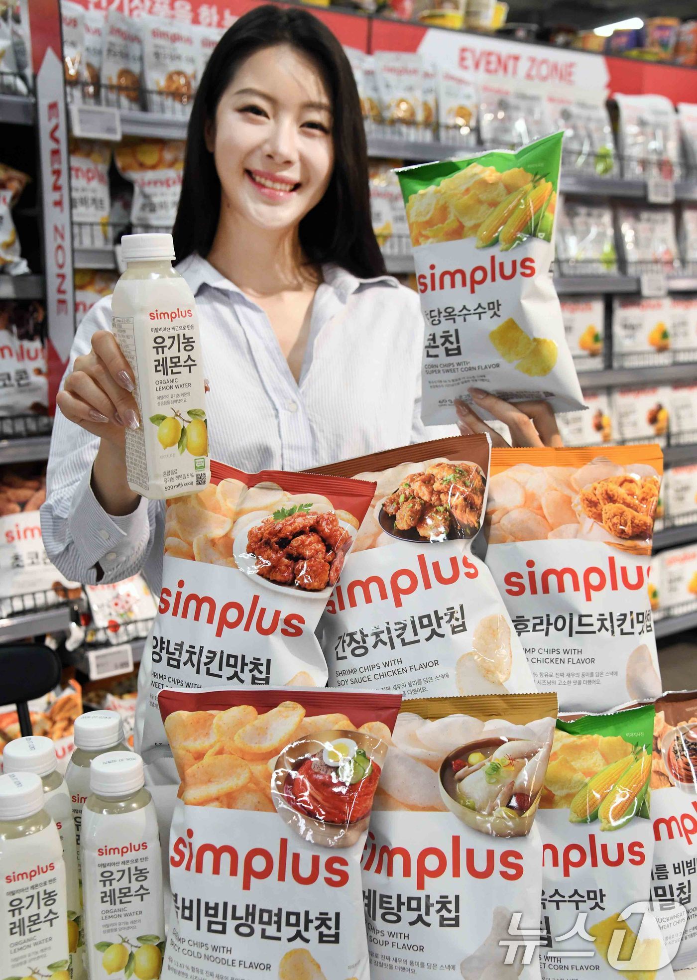 (서울=뉴스1) = 홈플러스가 최근 선보인 심플러스 1000원 스낵·음료 상품들이 연이어 성공적인 실적을 보이고 있는 가운데, 여름철을 겨냥한 여름 제철스낵 7종 그리고 유기농 레 …