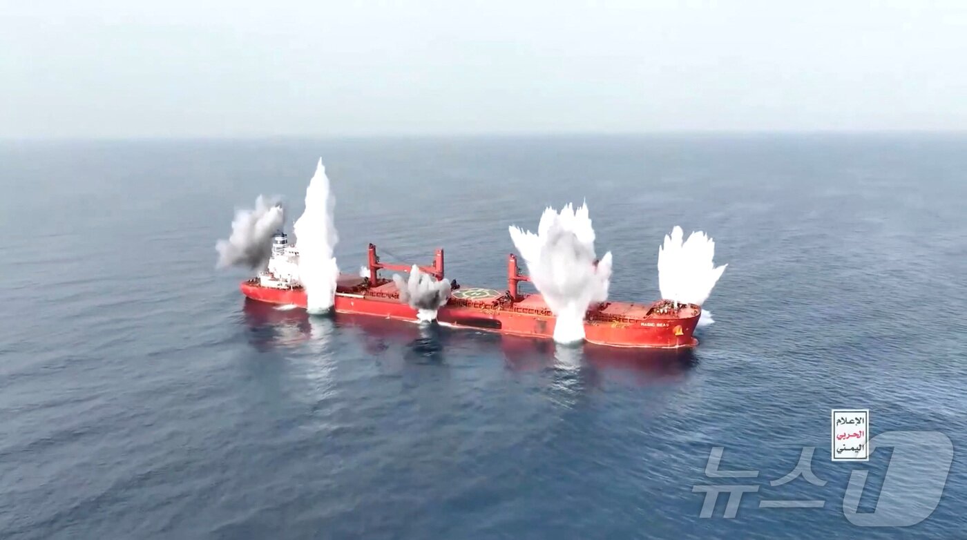 본문 이미지 - 지난해 7월 예멘 친이란 후티 반군이 홍해에서 그리스 선사 소유 화물선을 공격해 침몰시켰다고 주장했다. 후티 미디어센터가 공개한 영상에서, 그리스 선사 소유 라이베리아 선적 화물선 '매직 시즈'로 추정되는 선박에서 연기와 물기둥이 솟아오르는 모습. 2025.07.08. ⓒ 로이터=뉴스1 ⓒ News1 윤다정 기자