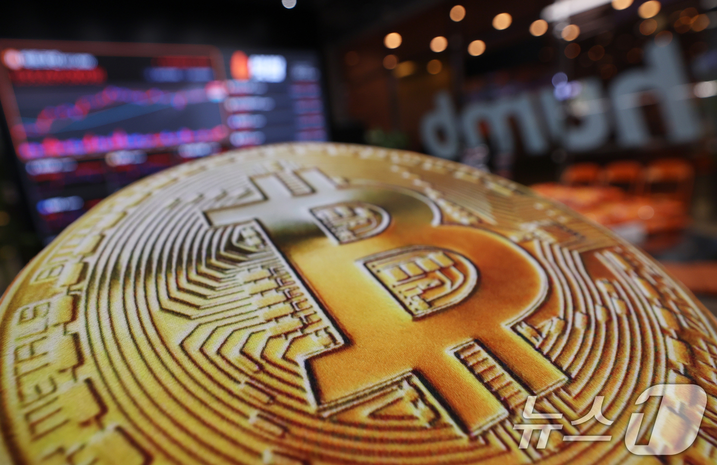 (서울=뉴스1) 오대일 기자 = 가상화폐 대장주 비트코인이 연일 신고가를 경신하고 있다. 10일(현지시간) 가상화폐 거래소 코인베이스에 따르면 미 동부 시간 이날 오후 5시 40분 …