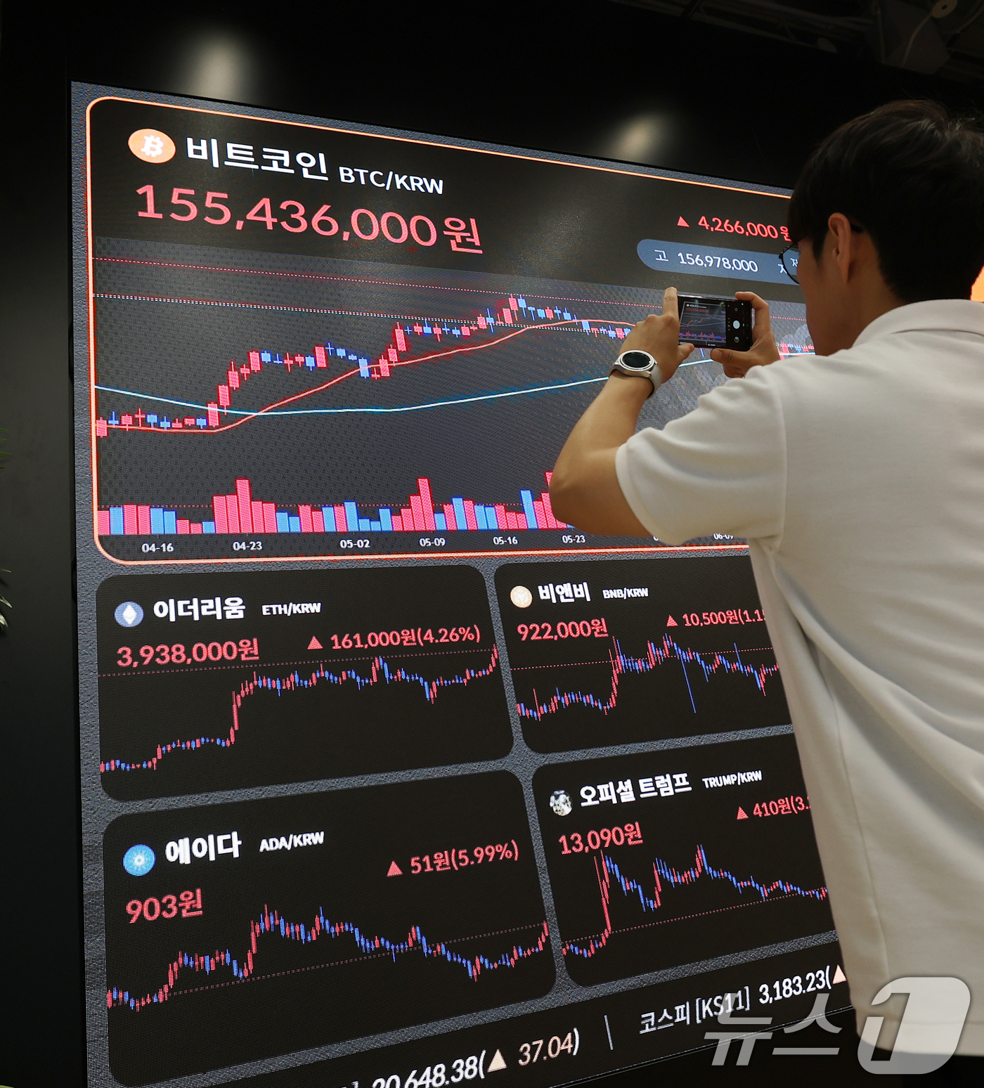 (서울=뉴스1) 오대일 기자 = 가상화폐 대장주 비트코인이 연일 신고가를 경신하는 가운데 11일 오전 서울 서초구 빗썸라운지 강남본점 전광판에 비트코인 거래 가격이 표시되고 있다. …