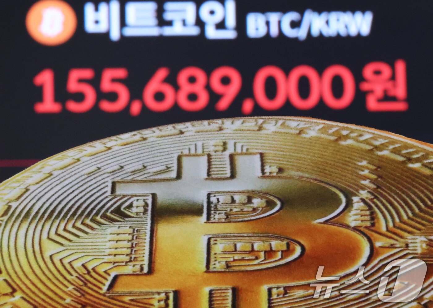본문 이미지 - 가상화폐 대장주 비트코인이 연일 신고가를 경신하는 가운데 11일 오전 서울 서초구 빗썸라운지 강남본점 전광판에 비트코인 거래 가격이 표시되고 있다. 1 2025.7.11/뉴스1 ⓒ News1 오대일 기자