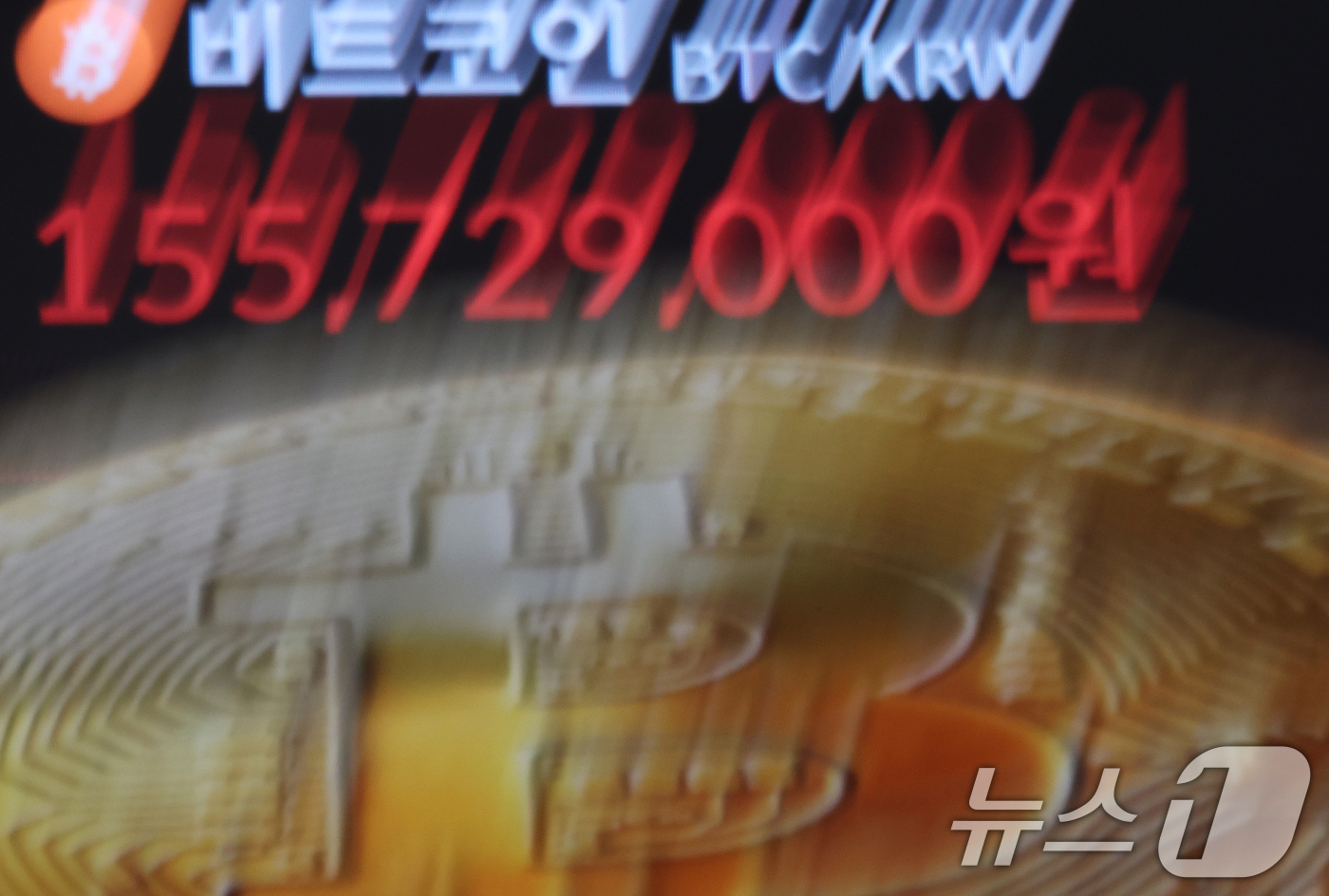 (서울=뉴스1) 오대일 기자 = 가상화폐 대장주 비트코인이 연일 신고가를 경신하는 가운데 11일 오전 서울 서초구 빗썸라운지 강남본점 전광판에 비트코인 거래 가격이 표시되고 있다. …