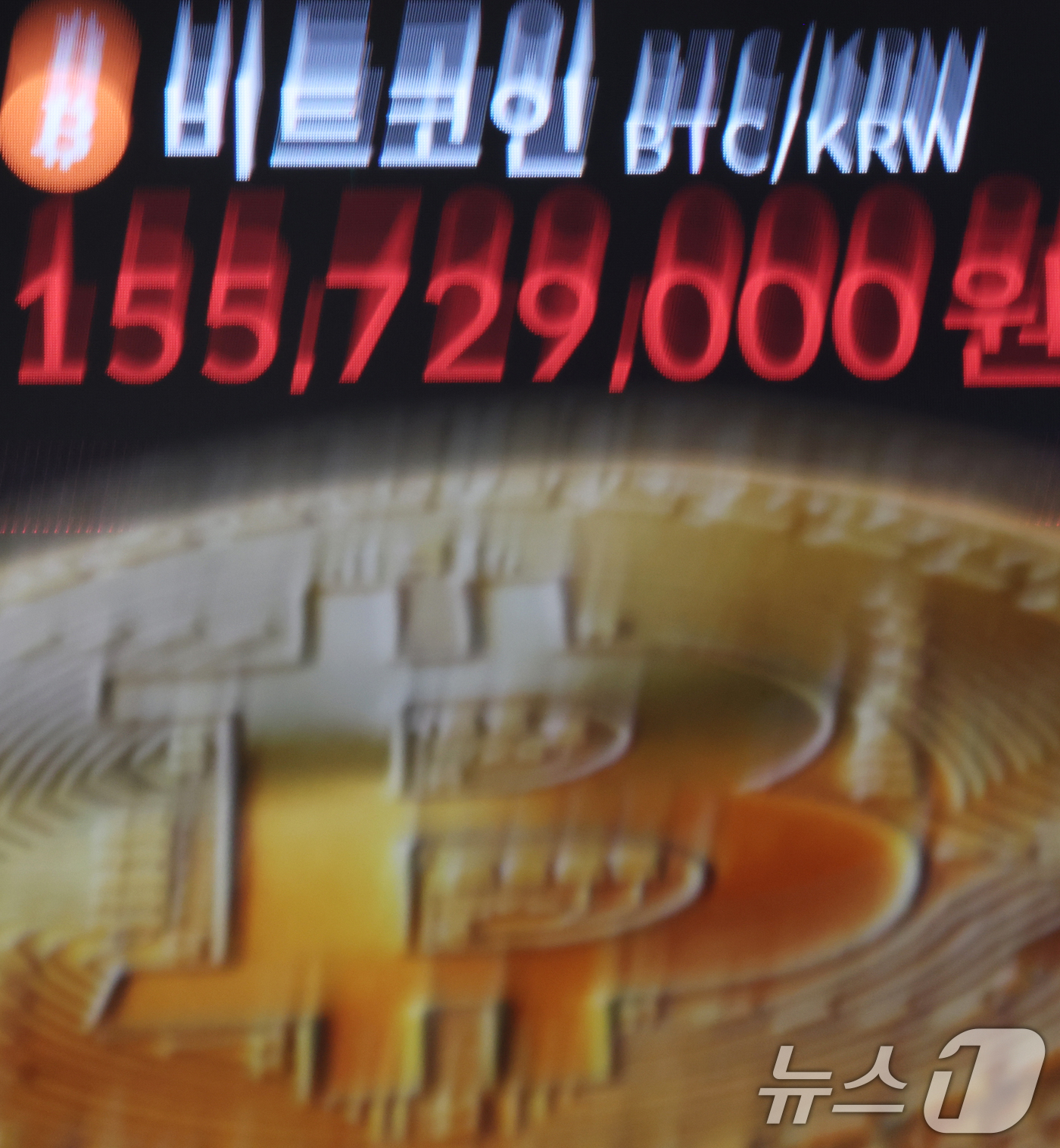 (서울=뉴스1) 오대일 기자 = 가상화폐 대장주 비트코인이 연일 신고가를 경신하는 가운데 11일 오전 서울 서초구 빗썸라운지 강남본점 전광판에 비트코인 거래 가격이 표시되고 있다. …