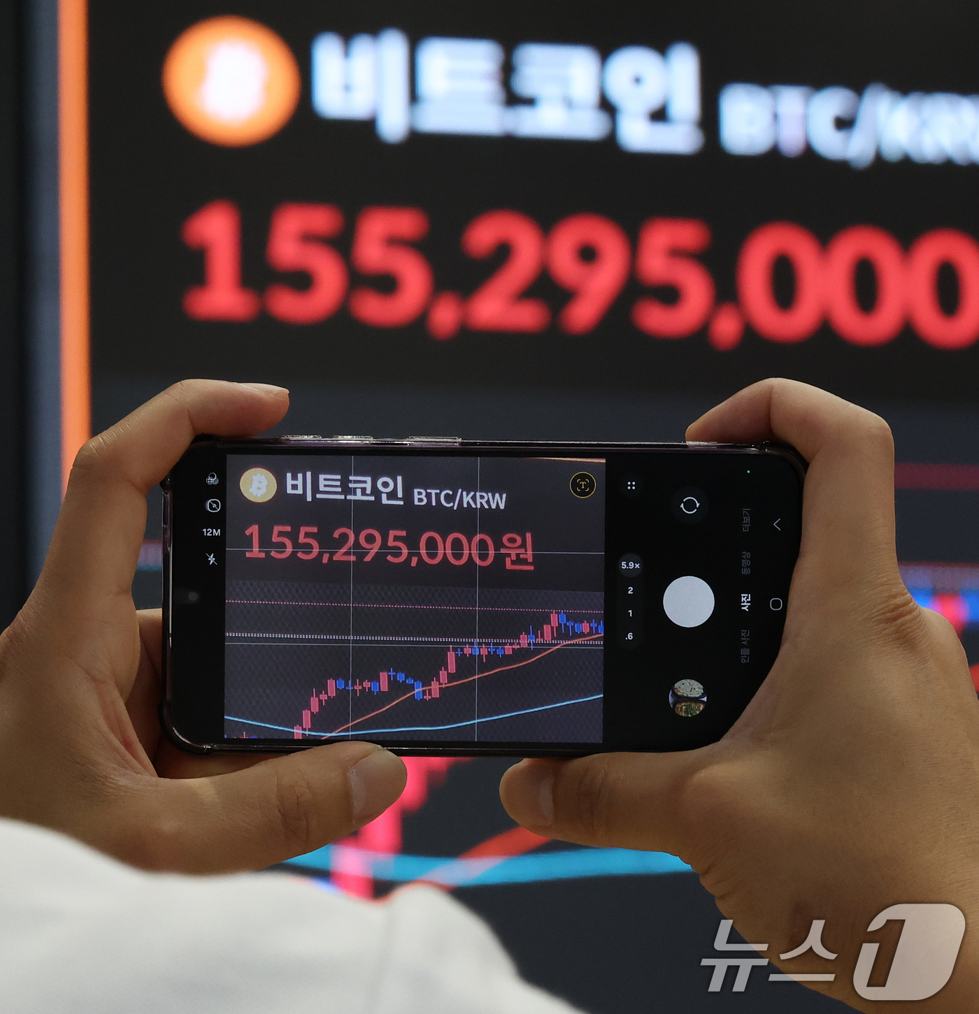 (서울=뉴스1) 오대일 기자 = 가상화폐 대장주 비트코인이 연일 신고가를 경신하는 가운데 11일 오전 서울 서초구 빗썸라운지 강남본점 전광판에 비트코인 거래 가격이 표시되고 있다. …