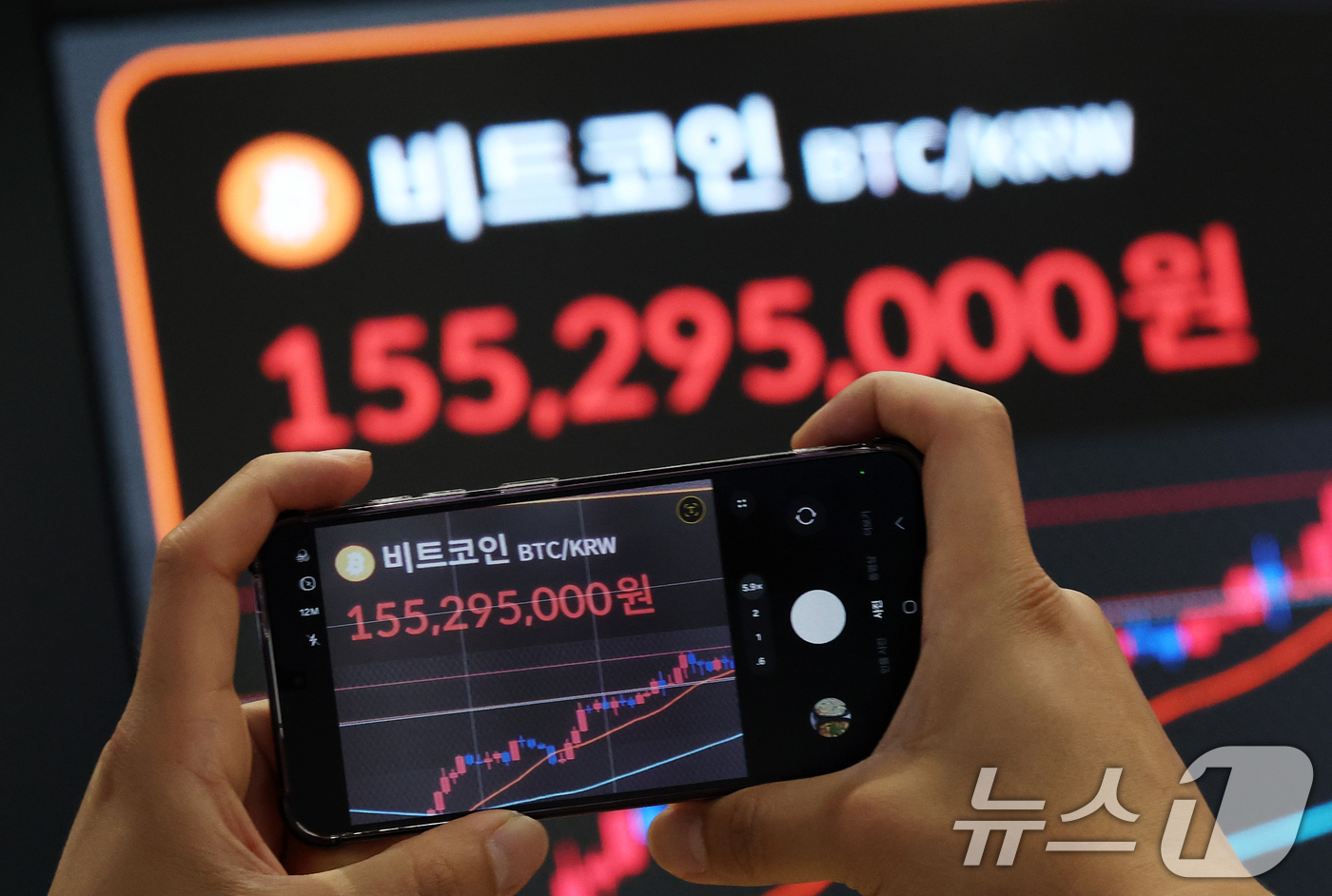 (서울=뉴스1) 오대일 기자 = 가상화폐 대장주 비트코인이 연일 신고가를 경신하는 가운데 11일 오전 서울 서초구 빗썸라운지 강남본점 전광판에 비트코인 거래 가격이 표시되고 있다. …