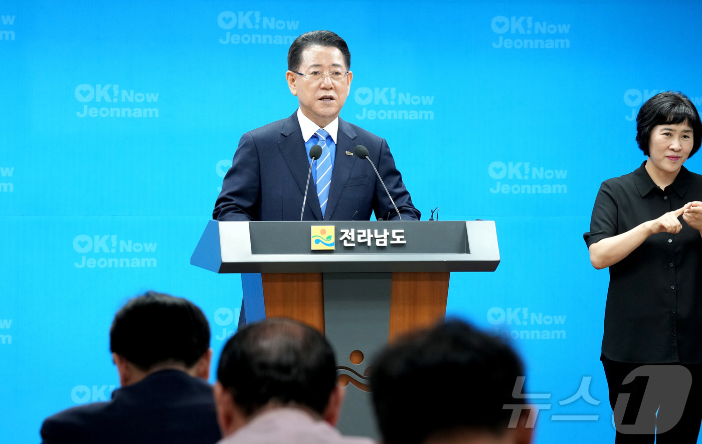 (무안=뉴스1) 전원 기자 = 김영록 전라남도지사가 11일 도청 브리핑룸에서 이재명 정부의 획기적 RE100 산업단지 정책에 대한 환영문을 발표하고 있다.(전남도 제공. 재판매 및 …