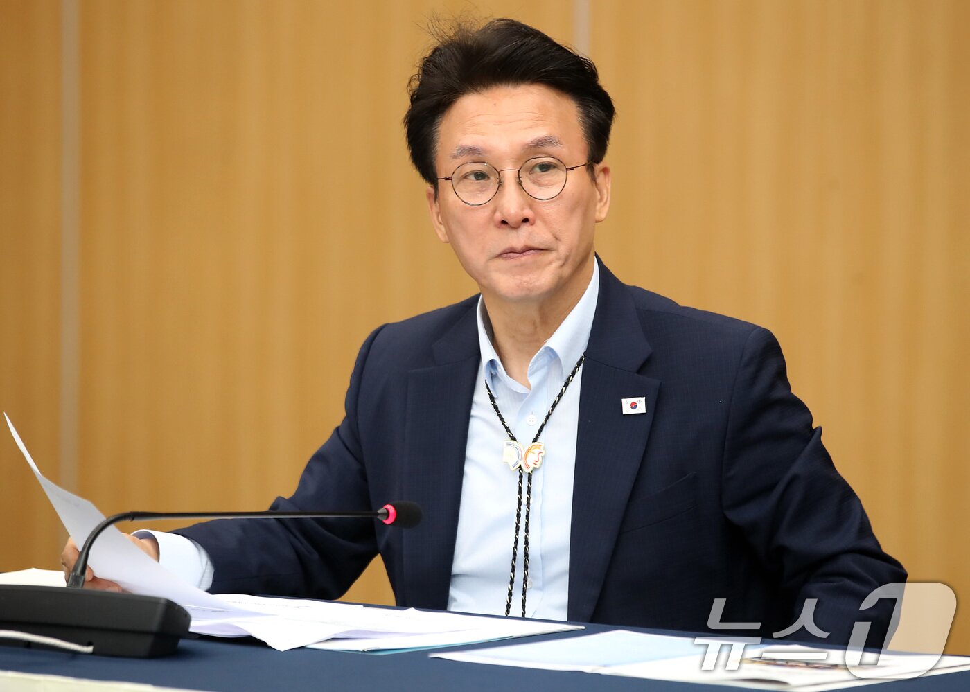 본문 이미지 - 김민석 국무총리가 11일 오전 경북 경주화백컨벤션센터에서 열린 APEC 정상회의 준비상황 보고회에서 참석자 보고를 듣고 있다. 2025.7.11 ⓒ 뉴스1 공정식 기자