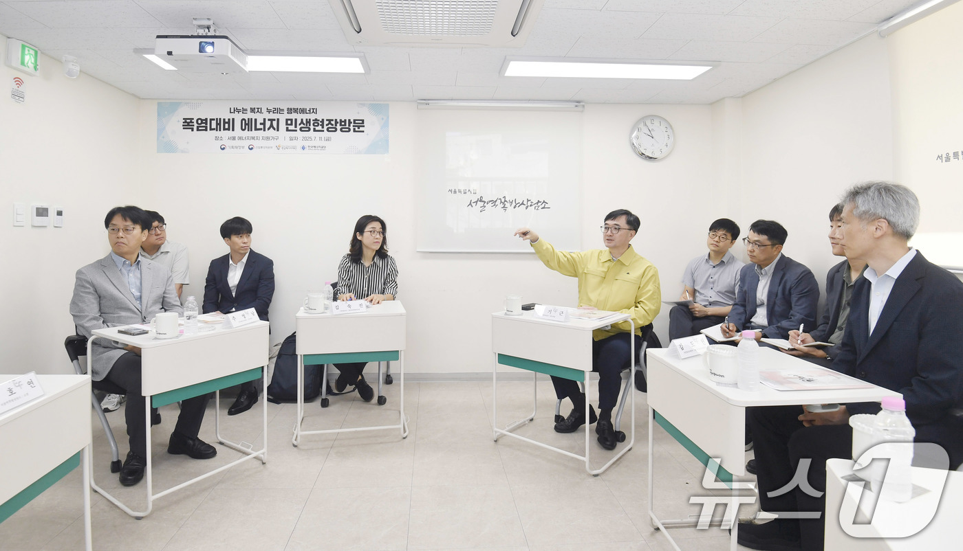 (서울=뉴스1) = 임기근 기획재정부 차관이 11일 서울 용산구 쪽방상담소를 방문해 폭염 취약계층 관련 지원사업을 점검하고 있다. (기획재정부 제공. 재판매 및 DB 금지) 202 …