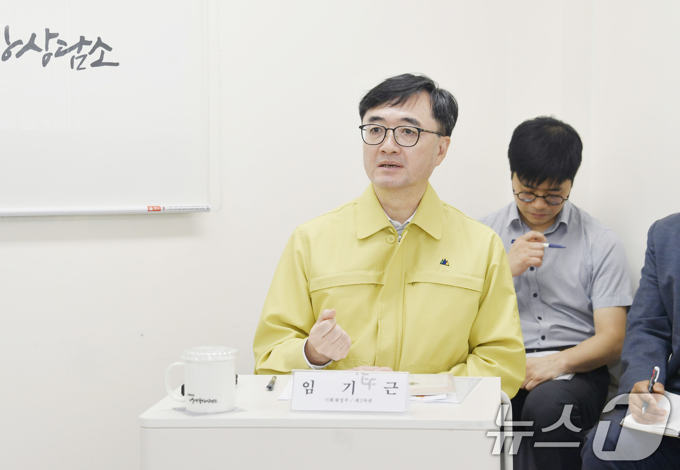 (서울=뉴스1) = 임기근 기획재정부 차관이 11일 서울 용산구 쪽방상담소를 방문해 폭염 취약계층 관련 지원사업을 점검하고 있다. (기획재정부 제공. 재판매 및 DB 금지) 202 …