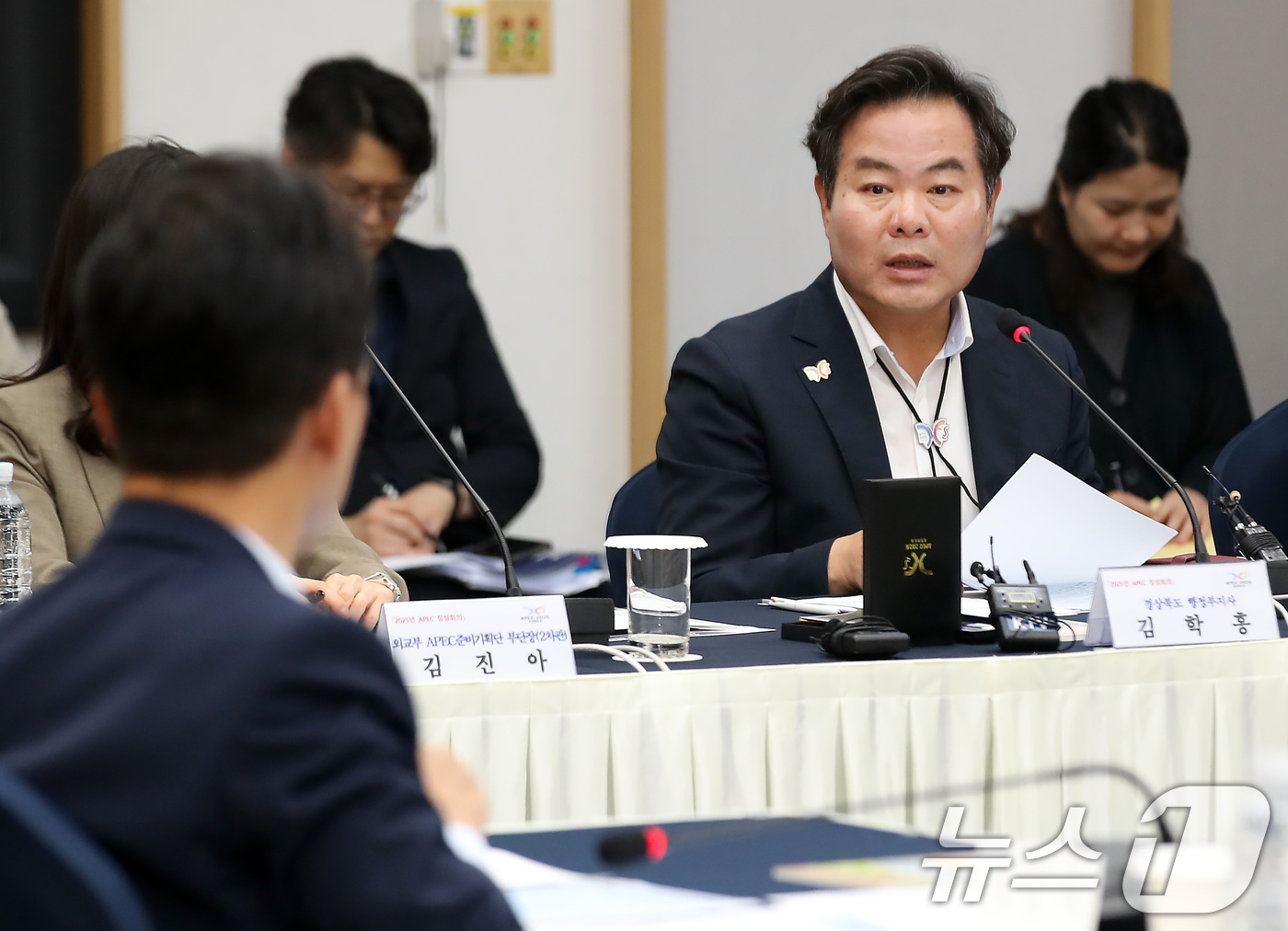 (경주=뉴스1) 공정식 기자 = 김학홍 경북도 행정부지사가 11일 오전 경북 경주화백컨벤션센터에서 열린 APEC 정상회의 준비상황 보고회에서 인사말을 하고 있다. 2025.7.11 …