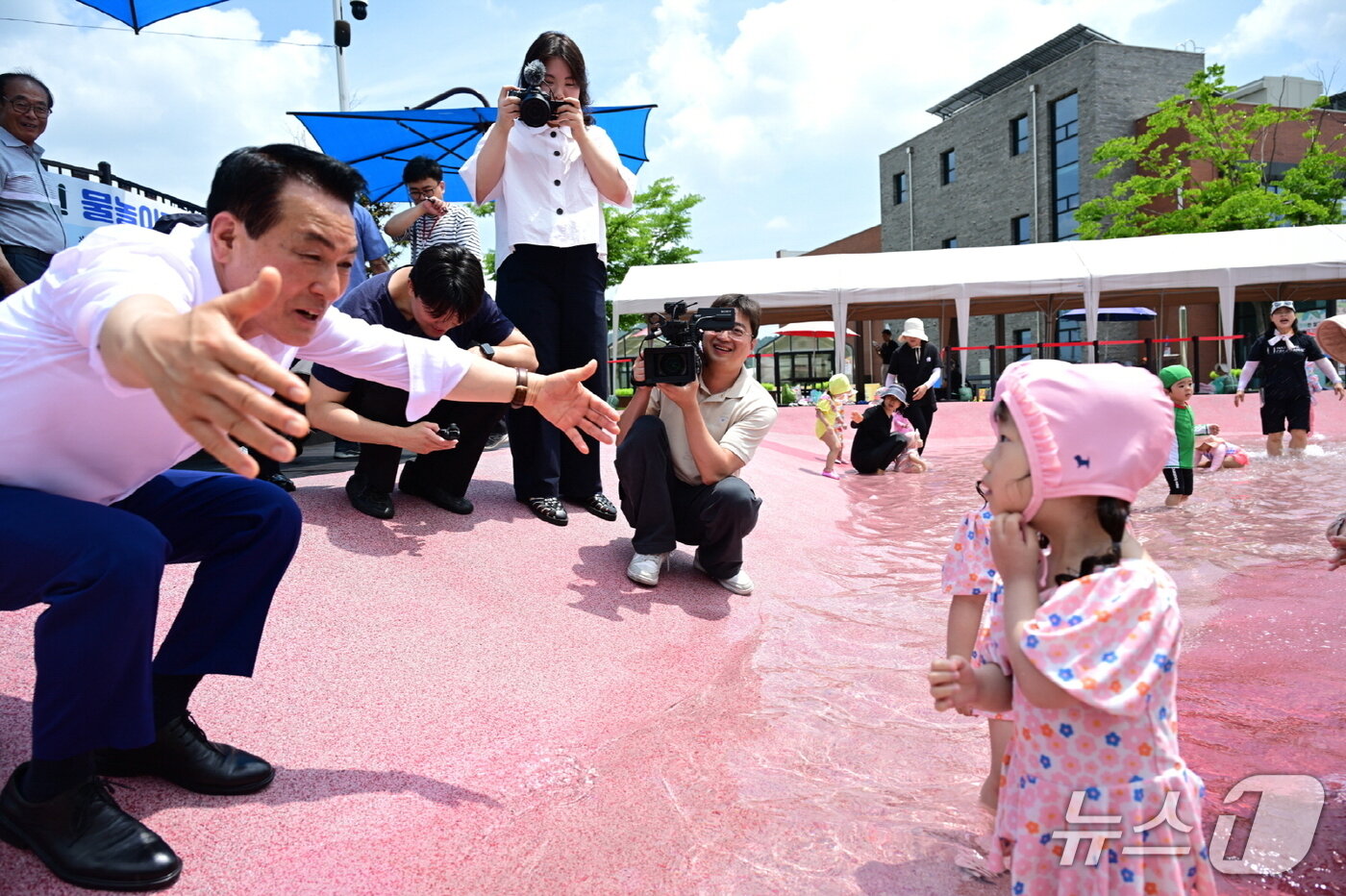 본문 이미지 - ‘딸기향 농촌테마공원’과 ‘시민가족공원’내 물놀이장이 개장했다. 왼쪽이 백성현 논산시장. (논산시 제공.재판매 및 DB금지)/뉴스1 
