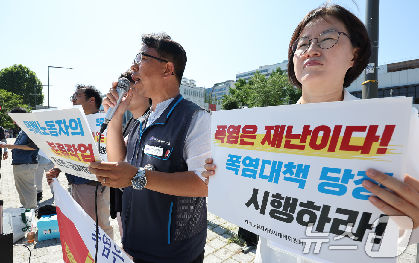 (서울=뉴스1) 신웅수 기자 = 택배노동자 과로사 대책위원회 회원들이 11일 오전 서울 용산구 대통령실 앞에서 가진 택배노동자 긴급 폭염대책 및 택배없는 날 시행 촉구 시민사회 공 …