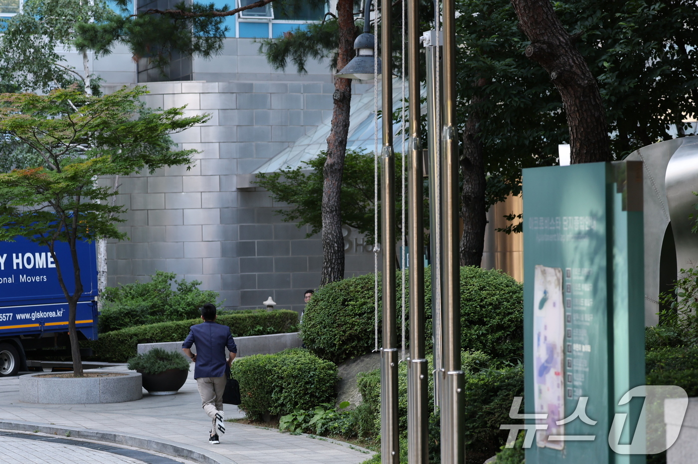 (서울=뉴스1) 오대일 기자 = ‘순직 해병’ 특검이 'VIP 격노설'의 주인공 윤석열 전 대통령 자택에 대한 압수수색에 돌입한 11일 오전 서울 서초구 아크로비스타 정문에서 윤 …