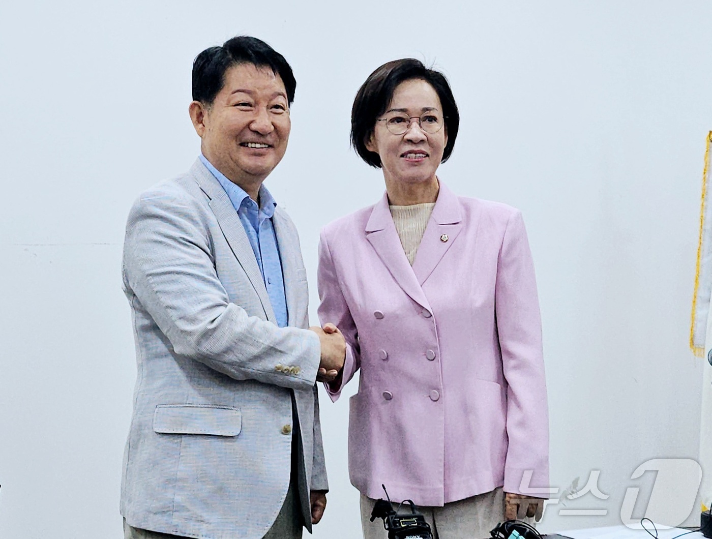 (대구=뉴스1) 남승렬 기자 = 권영진 국민의힘 의원과 이인선 국민의힘 의원이 11일 대구 수성구 범어동 국민의힘 대구시당에서 공동 기자회견을 열고 대구시당위원장 경선과 관련된 입 …